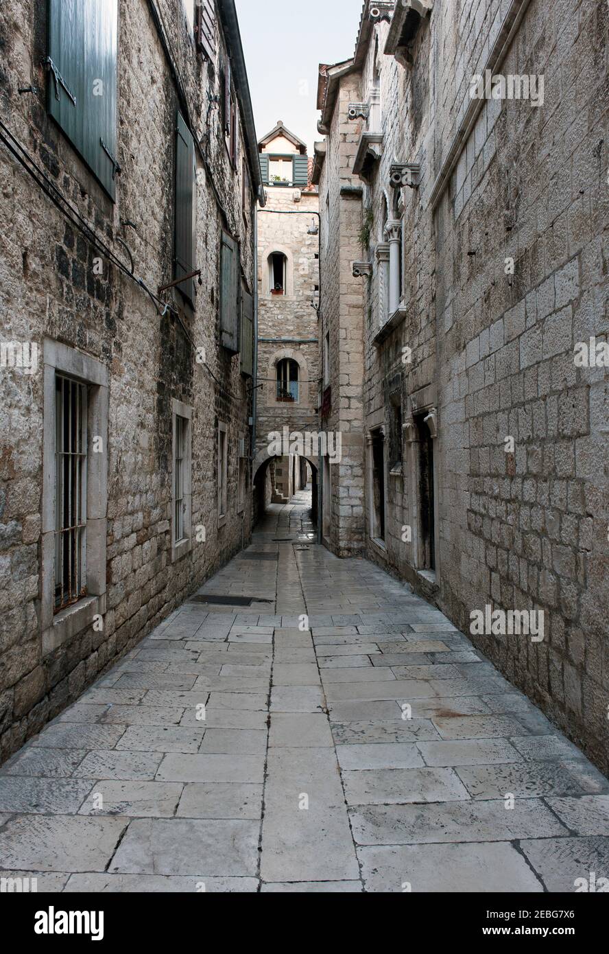 Split - Kroatisch, 25. August 2018: Split, Kroatien - Straße mit traditionellen Steinhäusern, im 17th. Jahrhundert gebaut, als Drehort für das Fernsehen Stockfoto