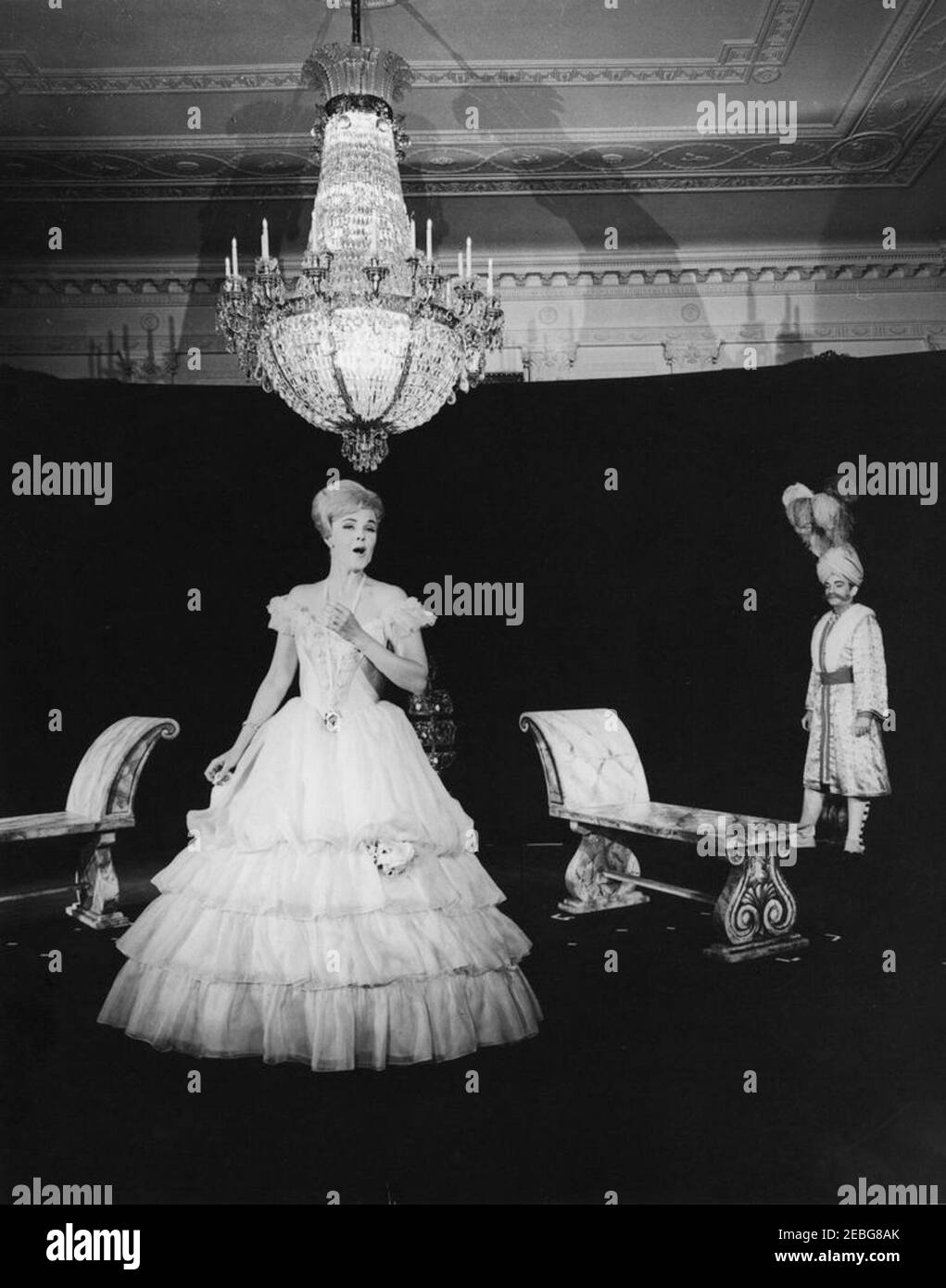 First Lady Jacqueline Kennedyu0027s (JBK) zweites Musikprogramm für Jugendliche: Metropolitan Opera führt eine Auswahl von Mozartu2019s Cosu00ec Fan Tutte. Dorothy Coulter und Stanley Kolk spielen in der Metropolitan Opera Studiou2019s Produktion von Mozartu2019s u201cCosu00ec Fan tutteu201d im East Room des Weißen Hauses, Washington, D.C. First Lady Jacqueline Kennedy hielt die Veranstaltung für Kinder von Botschaftern in Washington, D.C.; Es war das zweite ihrer musikalischen Programme für die Jugend. Stockfoto