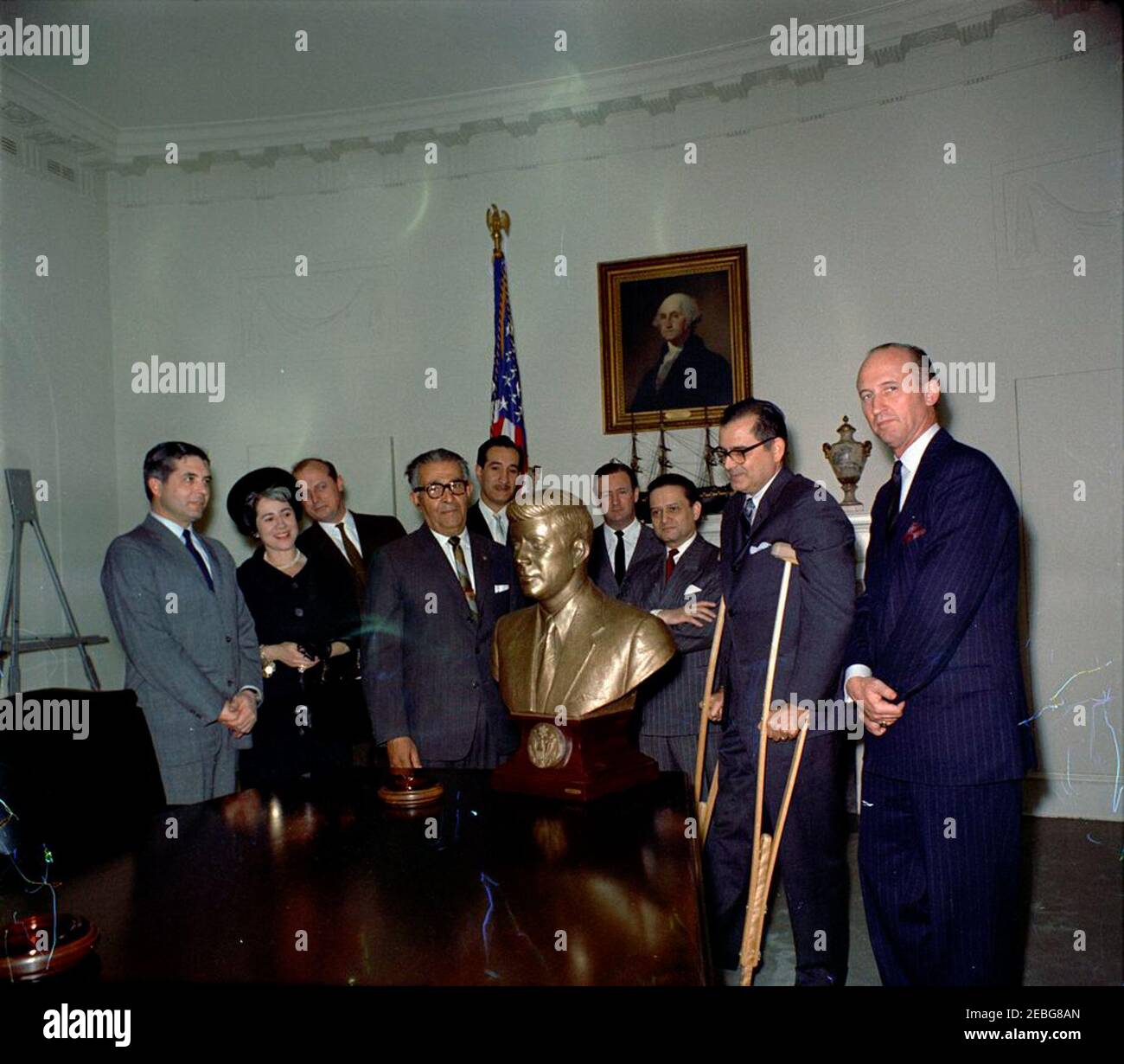 Büste von Präsident Kennedy dem Weißen Haus vorgestellt. Chef des Protokolls, Angier Biddle Duke (ganz rechts), akzeptiert eine Büste von Präsident John F. Kennedy (gemeißelt von Carlos Pazos aus Lima, Peru), die als Geschenk für das Weiße Haus präsentiert wird; acht weitere Personen sind nicht identifiziert. Kabinettsaal, Weißes Haus, Washington, D.C. [siehe auch MO 63,653, u201cBust von John F. Kennedyu201d] Stockfoto
