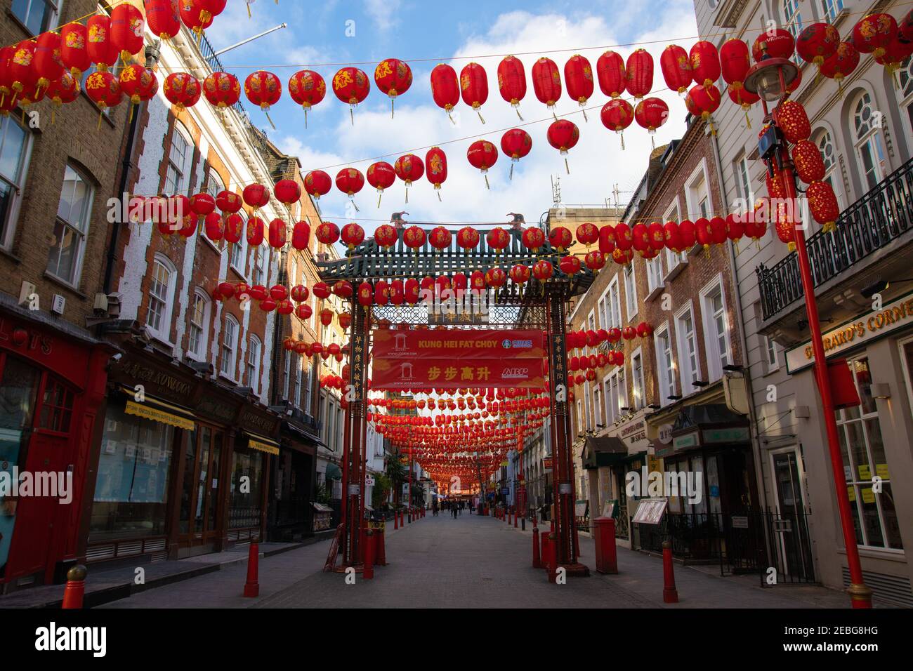 China Town, London, Großbritannien, 12th. Februar 2021. Chinesische Neujahrsdekorationen. Chines Neujahr ist ein großes Ereignis, obwohl aufgrund Covid 19 Feiern in diesem Jahr abgesagt wurden. Dekorationen wurden immer noch in China Town aufgesetzt, die Straße festooning. Dieses Jahr ist das Jahr des Ochsen Stockfoto