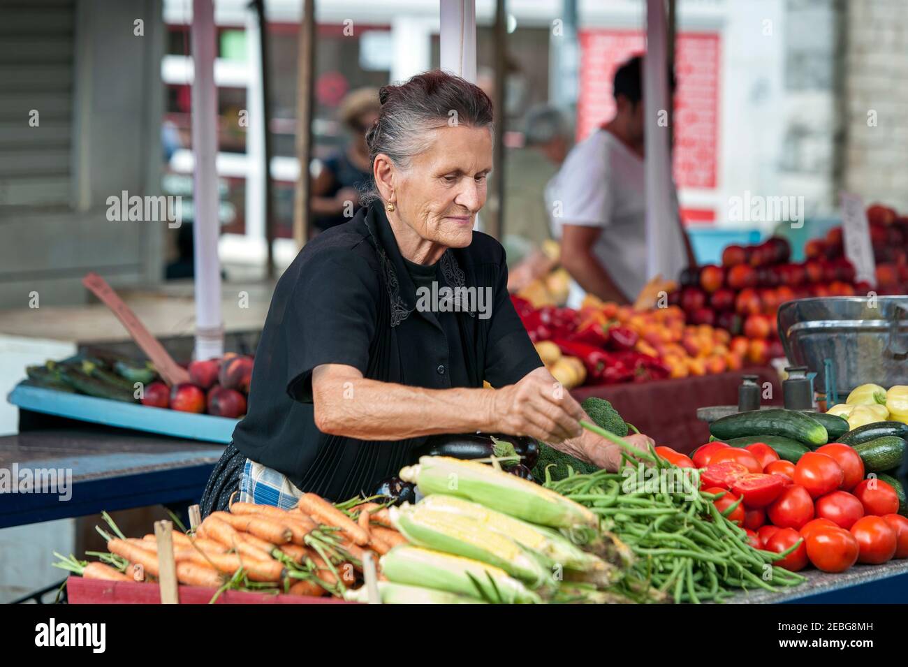 Split - Kroatien - 25. August 2019: Ältere Frau verkauft Gemüse auf einem Markt in Split, Kroatien Stockfoto
