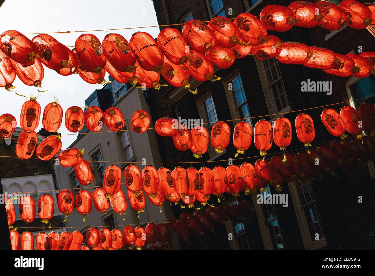China Town, London, Großbritannien, 12th. Februar 2021. Chinesische Neujahrsdekorationen. Chines Neujahr ist ein großes Ereignis, obwohl aufgrund Covid 19 Feiern in diesem Jahr abgesagt wurden. Dekorationen wurden immer noch in China Town aufgesetzt, die Straße festooning. Dieses Jahr ist das Jahr des Ochsen Stockfoto