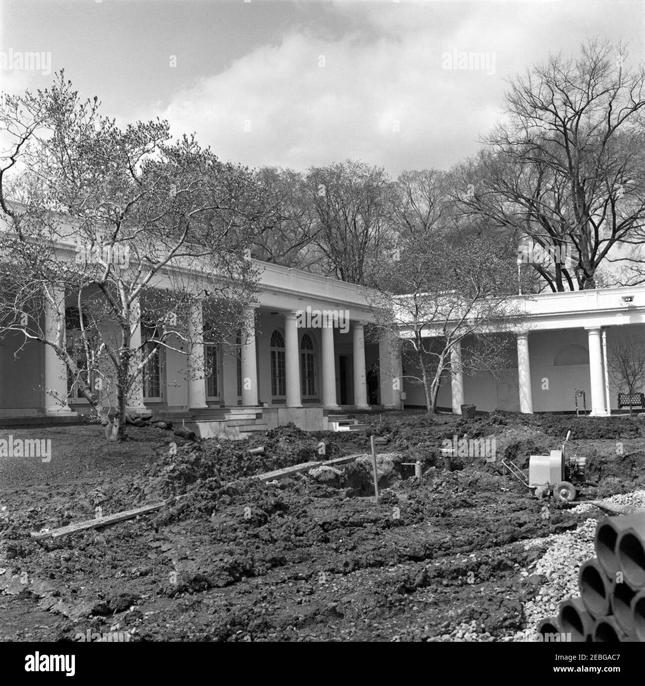 Rosengarten, Fotos des Baufortschritts. Im Rosengarten des Weißen Hauses werden Bauarbeiten durchgeführt; eine nicht identifizierte Person (hinten rechts) steht in der Westflügelkolonnade. Washington, D.C. Stockfoto