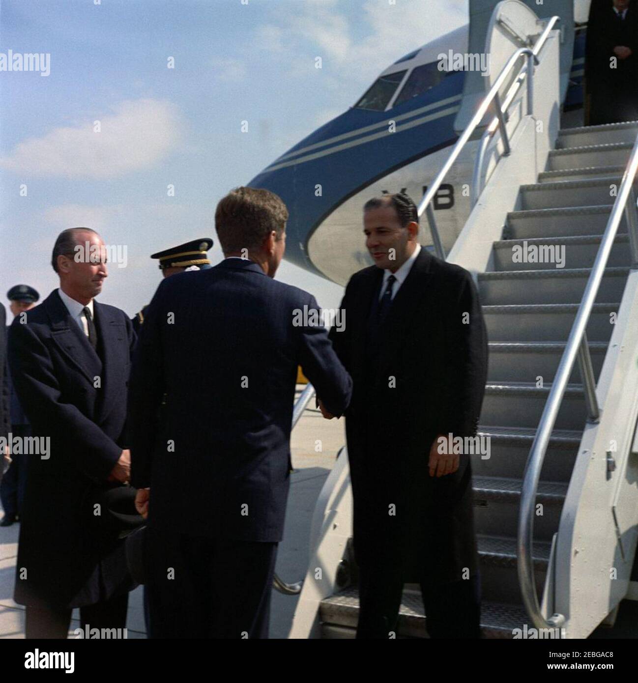 Eröffnungszeremonie für Jou00e3o Goulart, Präsident Brasiliens, 10:00am Uhr. Präsident John F. Kennedy (zurück zur Kamera) schüttelt die Hände mit Präsident von Brasilien Jou00e3o Goulart bei der Ankunft von Präsident Goulartu0027s auf der Andrews Air Force Base, Maryland. Chef des Protokolls Angier Biddle Duke steht auf der linken Seite. Stockfoto