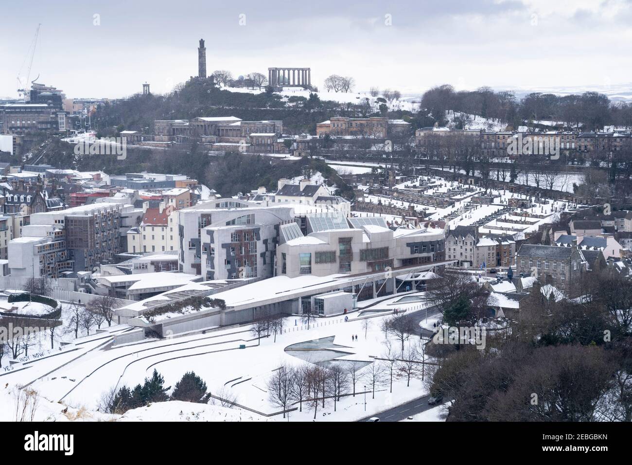 Winteransicht der schottischen Parlamentsgebäude bei Holyrood im Schnee, Edinburgh, Schottland, Großbritannien Stockfoto
