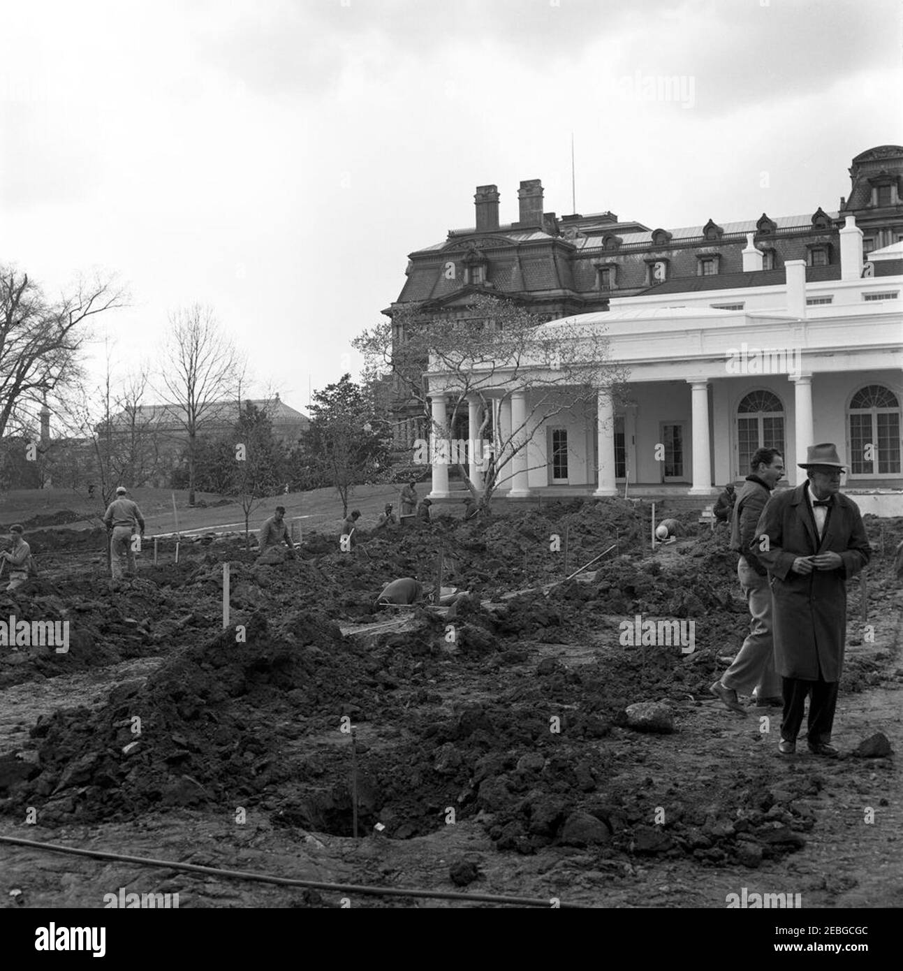 Rosengarten Rekonstruktion, Fortschritte Fotos. Im Rosengarten, entlang der Westflügel-Kolonnade des Weißen Hauses, werden Bauarbeiten durchgeführt. Im Hintergrund ist das Executive Office Building zu sehen. Washington, D.C. Stockfoto