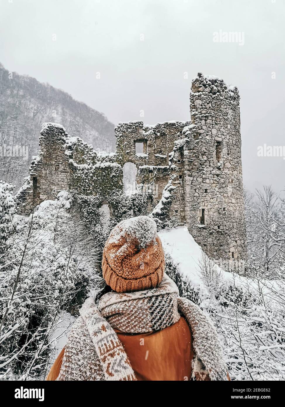 Rückansicht eines Reisenden, der die Ruinen von Samobor erkundet Schloss im Winter Stockfoto