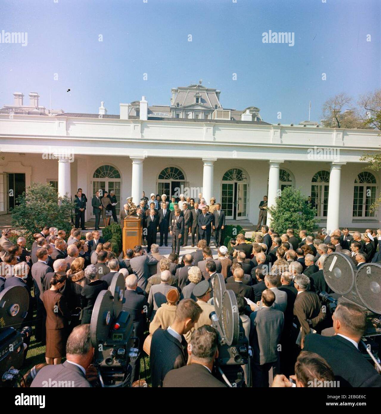 Präsentation der Collier Trophy 1962 an Astronauten LT. CDR. M. Scott Carpenter, US Navy (USN); Major L. Gordon Cooper, US Air Force (USAF); LT. Col. John H. Glenn, Jr., US Marine Corps (USMC); Major Virgil I. Grissom, USAF; CDR. Walter M. Schirra, Jr., USN; CDR. Alan B. Shepard, Jr., USN; und Major Donald K. Slayton, USAF, 11:30am. Präsident John F. Kennedy (AT Microphones) hält Bemerkungen vor der Präsentation der Robert J. Collier Trophy 1962 an Astronauten Lieutenant Commander M. Scott Carpenter, Major L. Gordon Cooper, Lieutenant Colonel John H. Glenn, Jr., Major Virgil I. u201cGusu201d Stockfoto