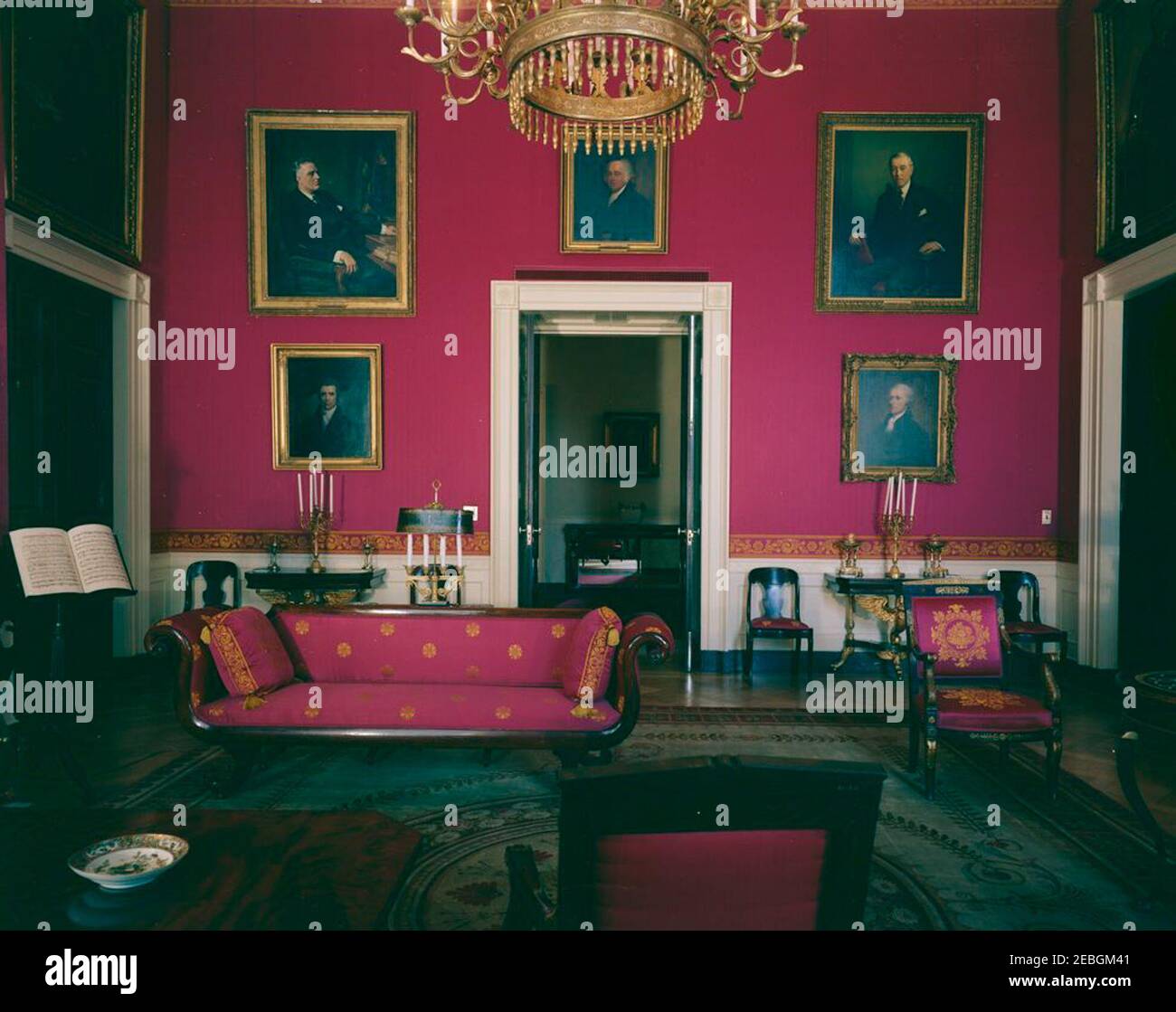 White House Zimmer: Vermeil Zimmer, State Dining Room, Red Room, First Ladyu0027s Schlafzimmer, Childrenu0027s Zimmer. Blick auf das Rote Zimmer. Porträts hängen an der Wand sind: Ehemalige Präsidenten, Franklin D. Roosevelt, John Adams, und Woodrow Wilson; ehemaliger Finanzminister, Alexander Hamilton; ehemaliger Chef Justiz des Obersten Gerichtshofs der Vereinigten Staaten, John Marshall. White House, Washington, D.C. Stockfoto