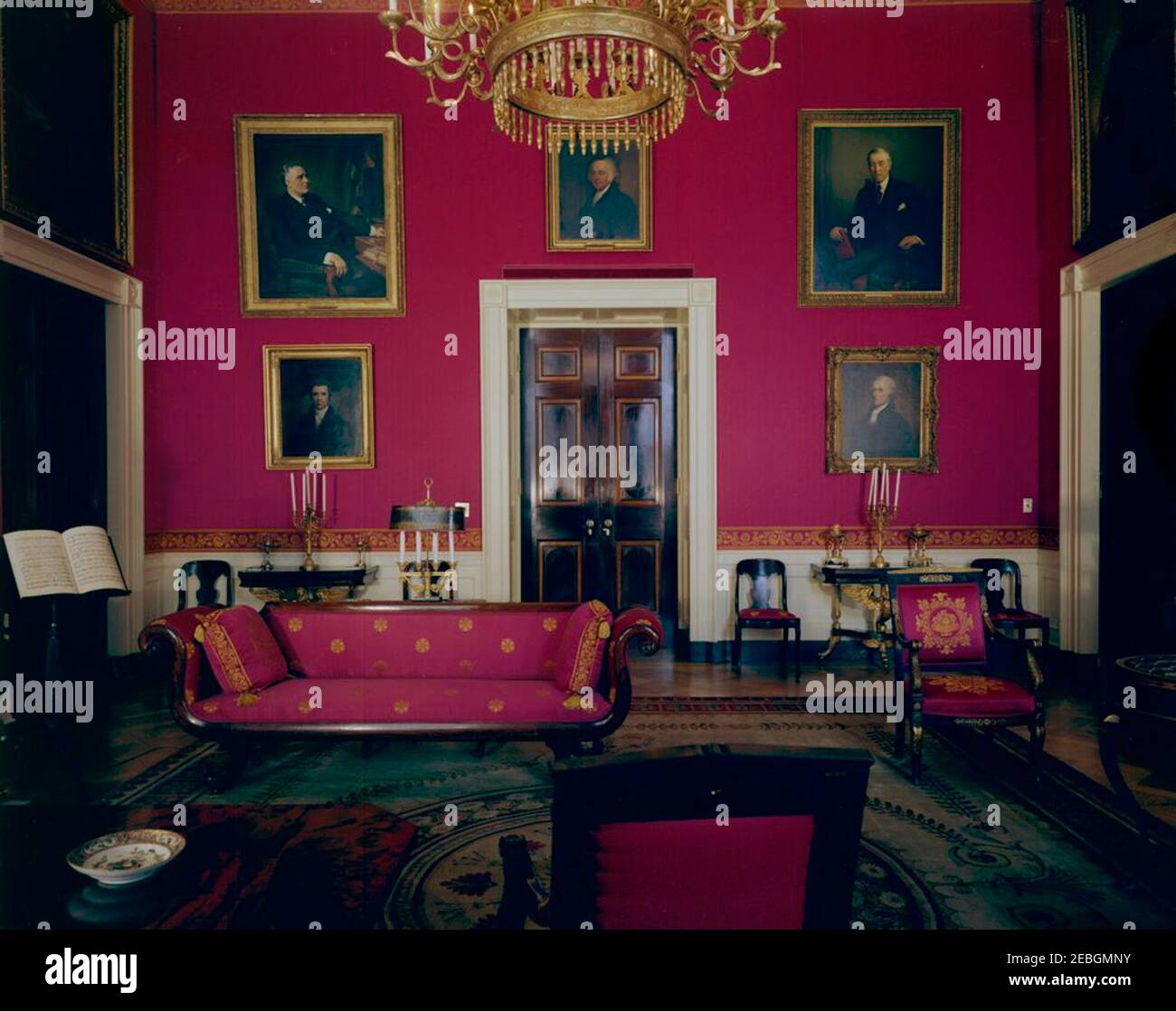 White House Zimmer: Vermeil Zimmer, State Dining Room, Red Room, First Ladyu0027s Schlafzimmer, Childrenu0027s Zimmer. Blick auf das Rote Zimmer. Porträts hängen an der Wand sind: Ehemalige Präsidenten, Franklin D. Roosevelt, John Adams, und Woodrow Wilson; ehemaliger Finanzminister, Alexander Hamilton; ehemaliger Chef Justiz des Obersten Gerichtshofs der Vereinigten Staaten, John Marshall. White House, Washington, D.C. Stockfoto