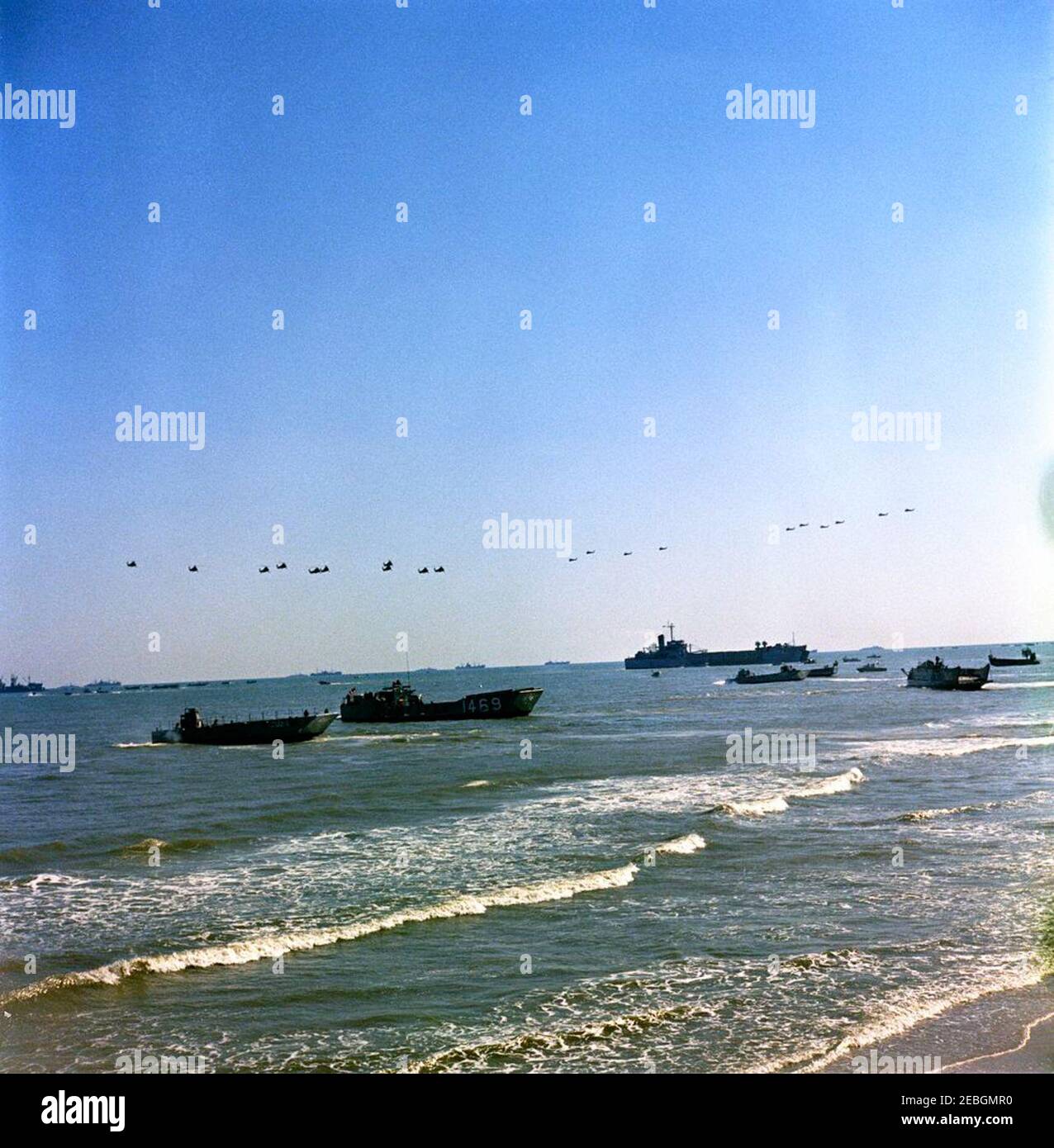 Besuch der Atlantikflotte: Präsident Kennedy sieht die Übungen des Marine Corps im Bogue Field und Onslow Beach, Camp Lejeune, North Carolina, 2:11pm Uhr. Eine Demonstration der amphibischen Landeoperationen der US-Marine und des Marine Corps für Präsident John F. Kennedy in Onslow Beach, Camp Lejeune, North Carolina. Stockfoto