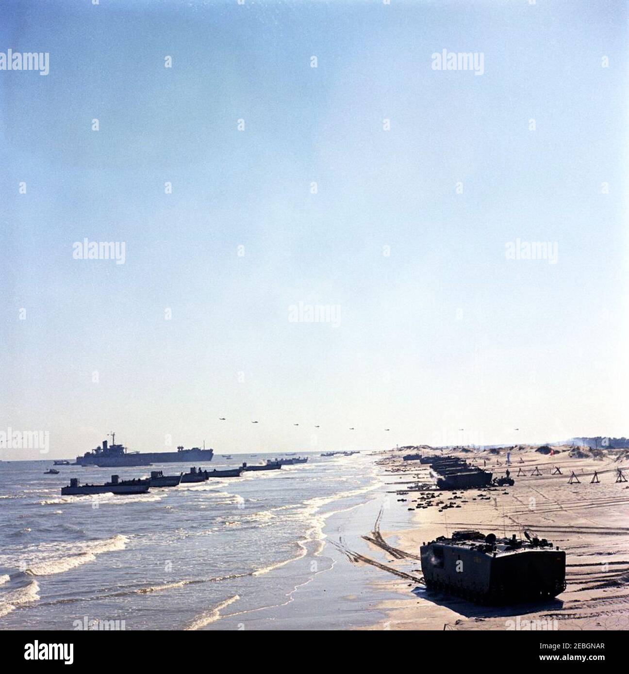 Besuch der Atlantikflotte: Präsident Kennedy sieht die Übungen des Marine Corps im Bogue Field und Onslow Beach, Camp Lejeune, North Carolina, 2:11pm Uhr. Eine Demonstration der amphibischen Landeoperationen der US-Marine und des Marine Corps für Präsident John F. Kennedy in Onslow Beach, Camp Lejeune, North Carolina. Stockfoto