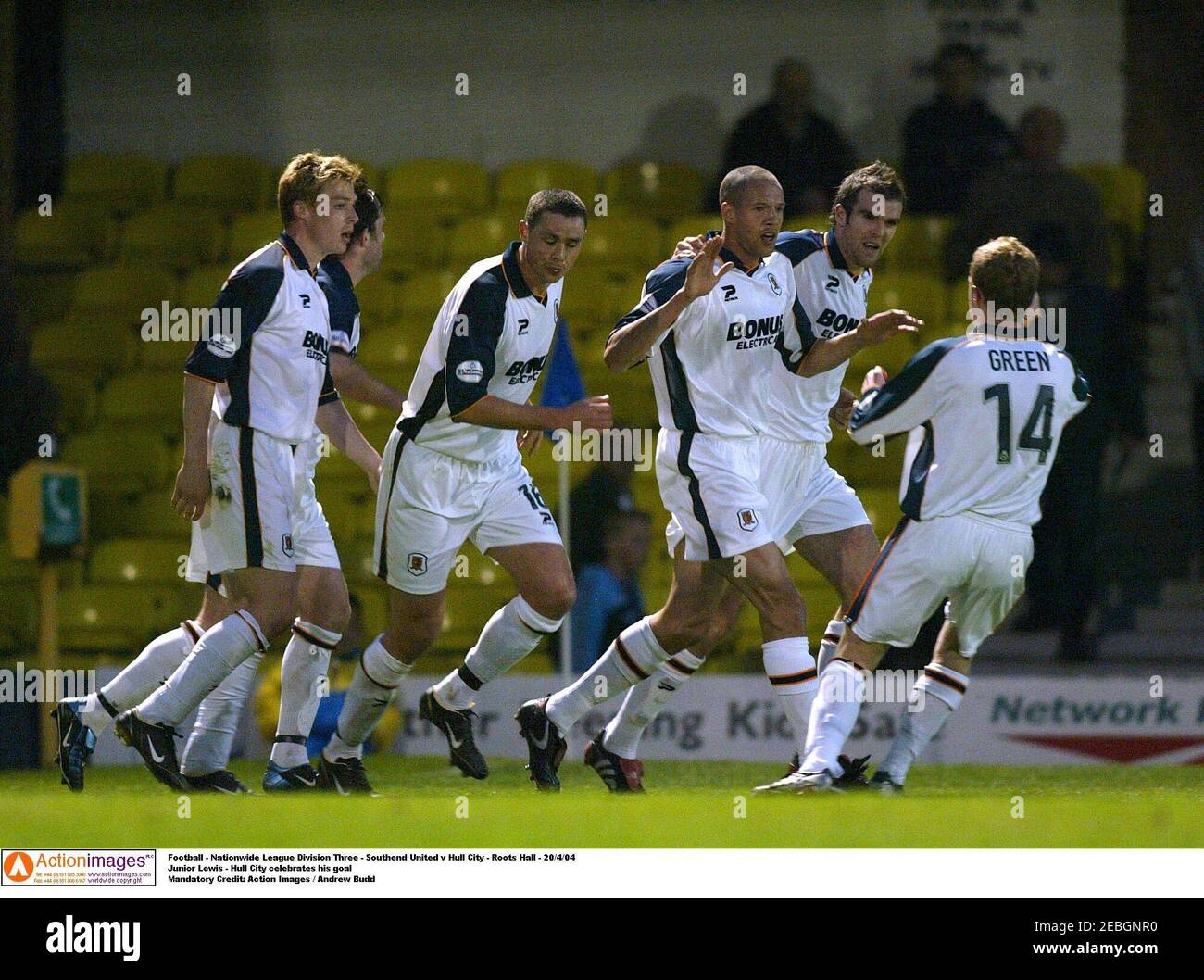 Fußball - Nationwide League Division Three - Southend United gegen Hull City - Roots Hall - 20/4/04 Junior Lewis - Hull City feiert sein Ziel Pflichtkredit: Action Images / Andrew Budd Stockfoto