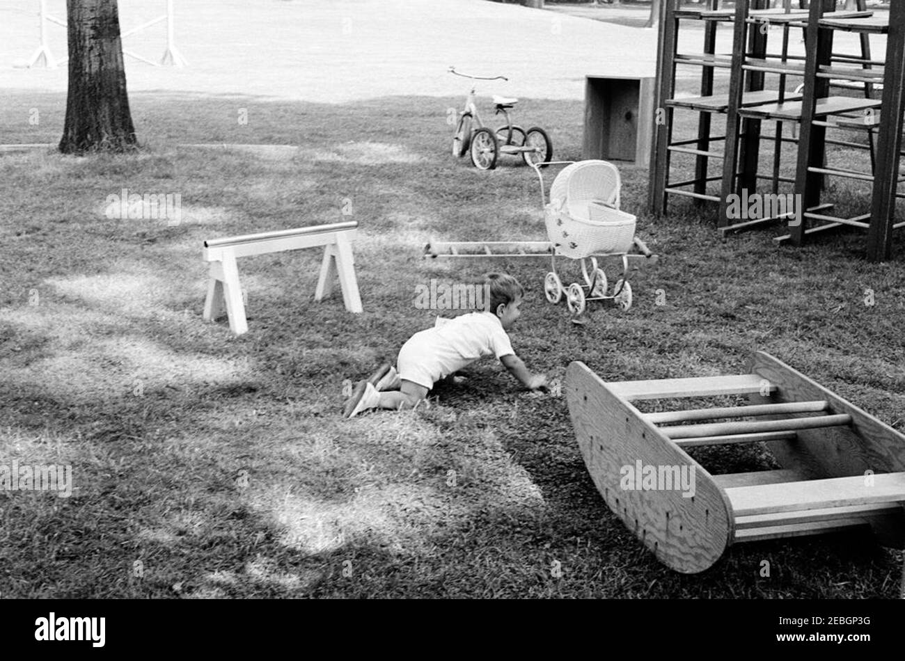 Vizepräsident Lyndon B. Johnson (LBJ) präsentiert Caroline Kennedy (CBK) ein neues Pony, u201cTexu201d; Kinder spielen auf dem South Lawn. John F. Kennedy, Jr., kriecht auf dem South Lawn des Weißen Hauses, Washington, D.C. Stockfoto