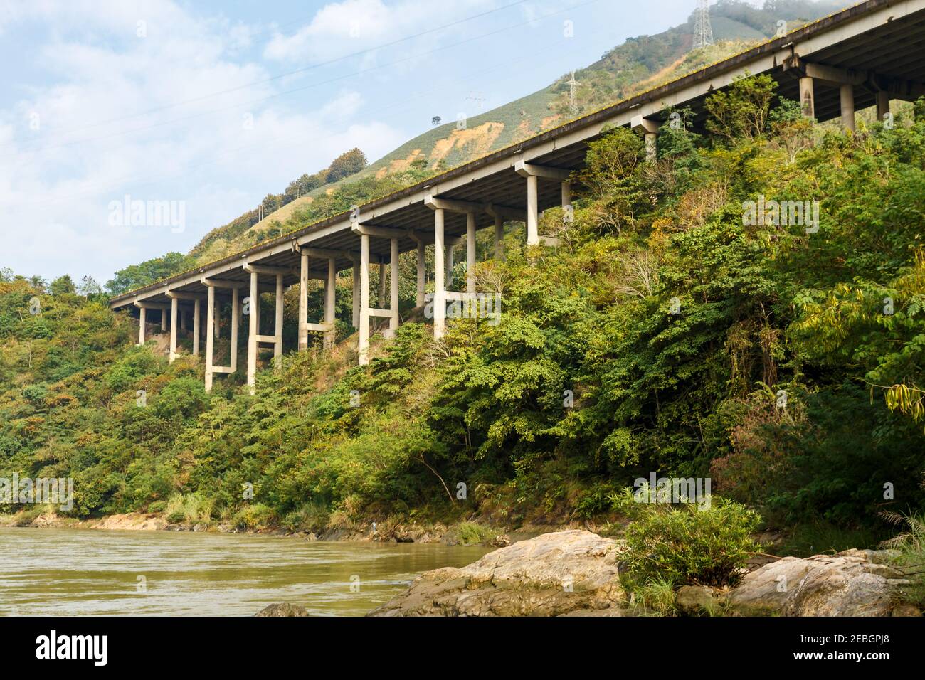 Die Autobahn auf der Red River ist die Grenze zwischen Vietnam und China, Provinz Yunnan, China Stockfoto