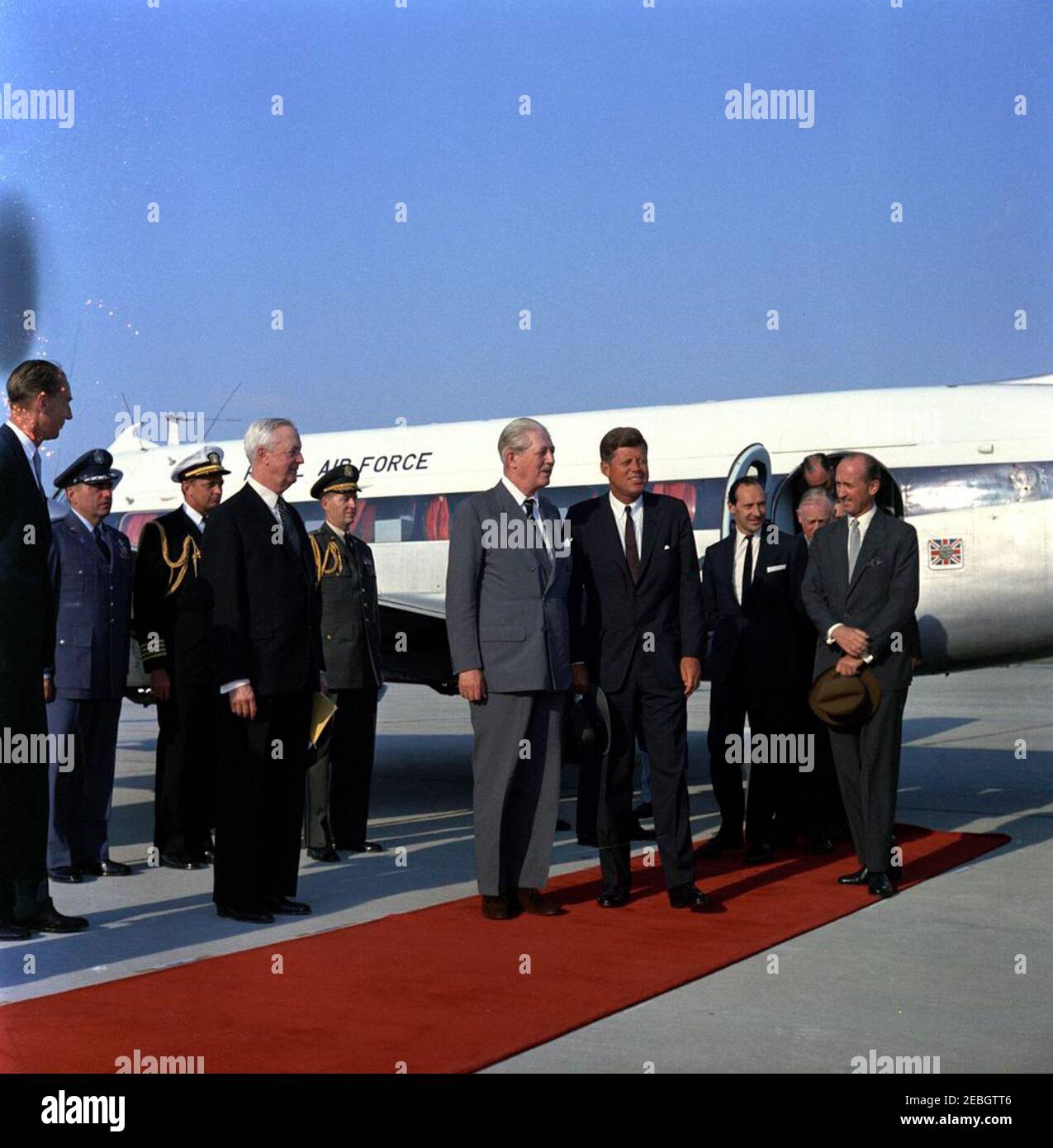 Ankunftszeremonie für Harold Macmillan, Premierminister von Großbritannien, 4:50pm Uhr. Präsident John F. Kennedy steht mit dem britischen Premierminister Harold Macmillan nach der Ankunft des Premierministers Ministeru0027s auf der Andrews Air Force Base in Maryland an Bord eines Flugzeugs der Royal Air Force zusammen. Von links nach rechts: Minister in der britischen Botschaft, Lord Hood (Viscount Samuel Hood); Air Force Aide an den Präsidenten, Brigadier General Godfrey T. McHugh; Naval Aide an den Präsidenten, Kapitän Tazewell T. Shepard, Jr.; United States Botschafter in Großbritannien, David K. E. Bruce; Military Aide an den Präsidenten, General Stockfoto