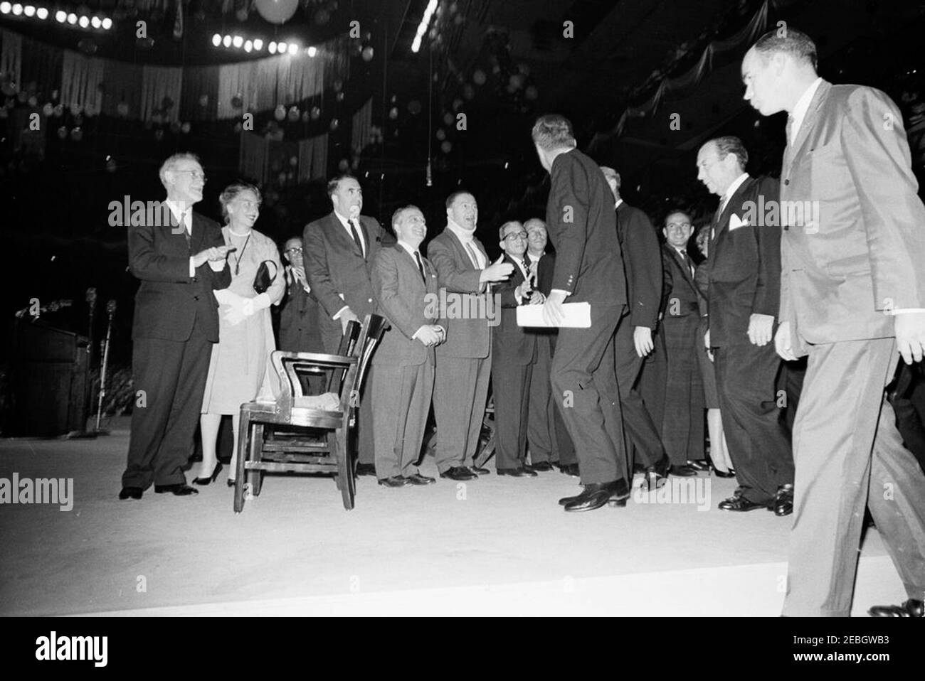 Ausflug nach New York City: Madison Square Garden, Sr. Citizens Rally, 4:00pm Uhr. Präsident John F. Kennedy (Mitte rechts, zurück zur Kamera) begrüßt die Teilnehmer einer Kundgebung über die medizinische Versorgung von Senioren, die vom National Council of Senior Citizens und dem Golden Ring Council of Senior Citizens im Madison Square Garden gesponsert wird. Ebenfalls im Bild: Bürgermeister von New York City, Robert F. Wagner, Jr.; Geheimagent des Weißen Hauses, Jack Warner. New York City, New York. Stockfoto