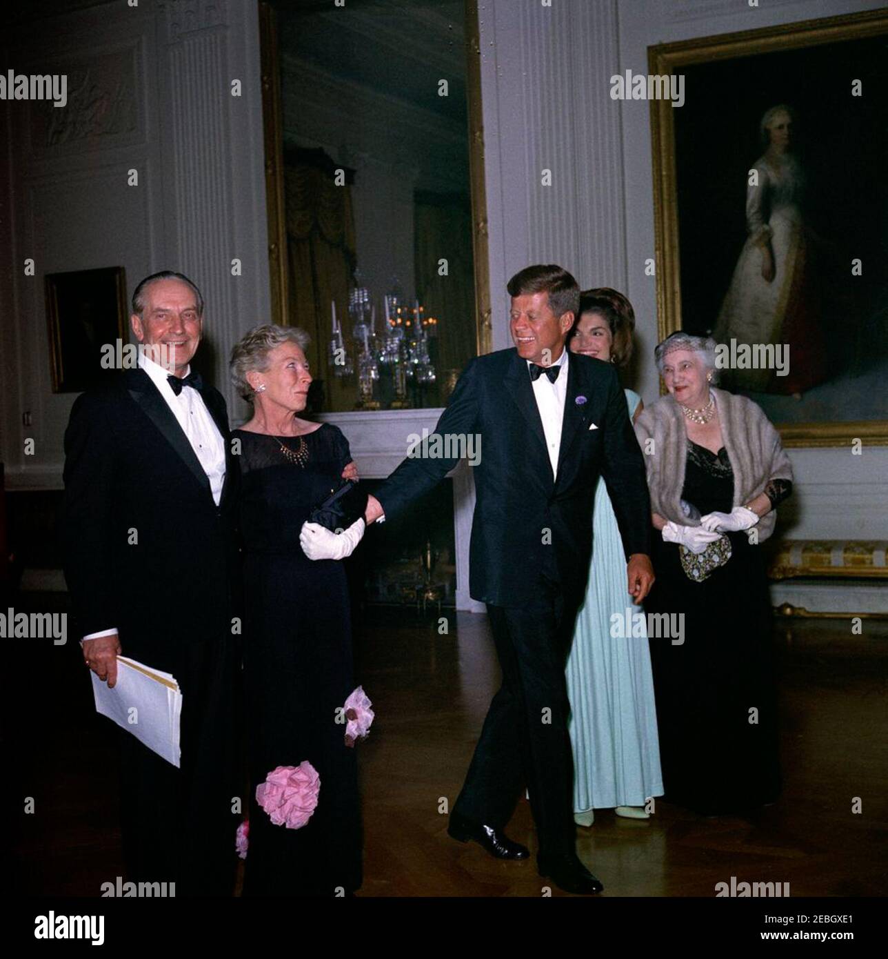 Abendessen zu Ehren der Nobelpreisträger, 8:00pm Uhr. Präsident John F. Kennedy besucht mit Gästen den East Room während eines Abendessens zu Ehren der Nobelpreisträger aus der westlichen Hemisphäre. Von links nach rechts: Schauspieler, Frederic March; Schriftstellerin Mary Welsh Hemingway (Witwe des Nobelpreisträgers Ernest Hemingway); Präsident Kennedy; First Lady Jacqueline Kennedy; und Katherine Tupper Marshall (Witwe des Nobelpreisträgers und ehemaligen Staatssekretärs, General George C. Marshall). White House, Washington, D.C. Stockfoto