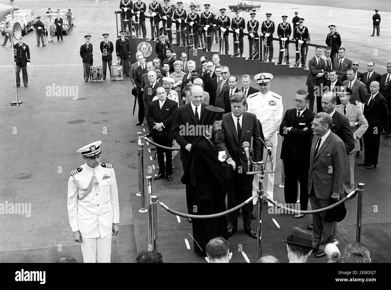 Zeremonie zur Ankunft von Erzbischof Makarios III., Präsident von Zypern, 11:00am Uhr. Präsident John F. Kennedy (Mitte rechts) schüttelt die Hände mit dem Präsidenten der Republik Zypern, Erzbischof Makarios III, während der Ankunftszeremonien zu Ehren von Erzbischof Makarios III. Stehend auf der Überprüfungsplattform (L-R): Der Erzbischof; US-Staatssekretär, Dean Rusk; Präsident Kennedy; Minister für auswärtige Angelegenheiten der Republik Zypern, Spyros Kyprianou (meist hinter dem Präsidenten versteckt); Chef der Naval Operations, Admiral George W. Anderson, Jr. (U.S.N.); US-Botschafter auf Zypern, Fraser Wilkins; US-Chef o Stockfoto