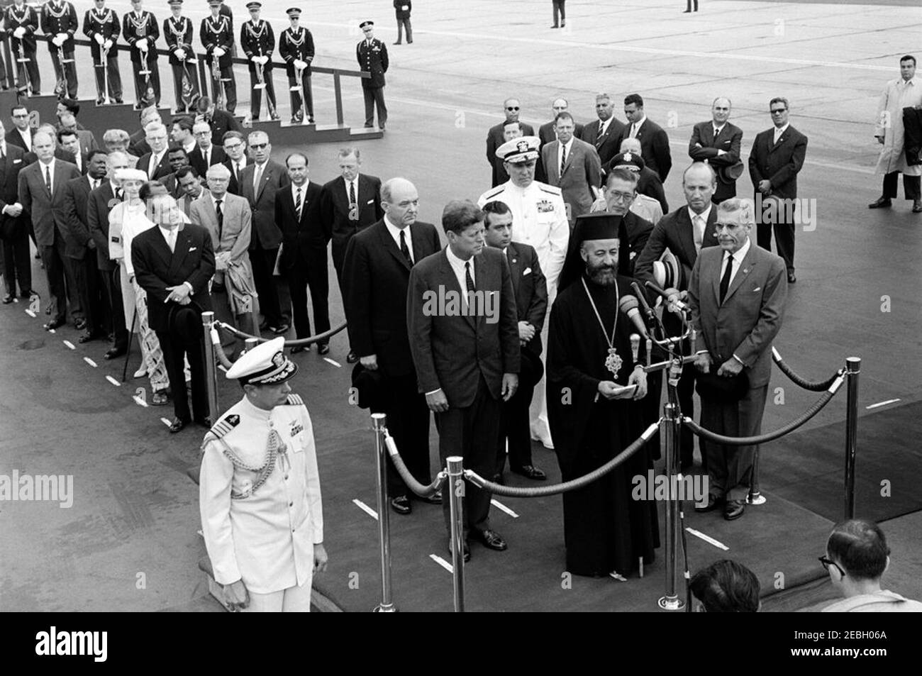 Zeremonie zur Ankunft von Erzbischof Makarios III., Präsident von Zypern, 11:00am Uhr. Der Präsident der Republik Zypern, Erzbischof Makarios III., hält zu seinen Ehren bei den Ankunftszeremonien eine Rede. Auf der Überprüfungsplattform (L-R): US-Außenminister Dean Rusk; Präsident John F. Kennedy; Außenminister der Republik Zypern, Spyros Kyprianou; Leiter der Marineoperationen, Admiral George W. Anderson, Jr. (U.S.N.); Erzbischof Makarios III (AT Mikrofone); US-Botschafter in Zypern, Fraser Wilkins; US-Chef des Protokolls, Angier Biddle Duke; und Botschafter der Republik Stockfoto