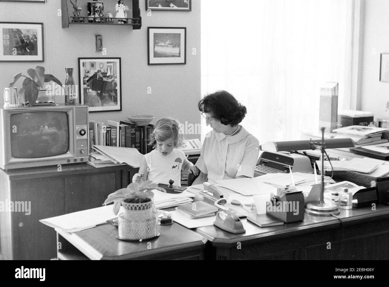 Caroline Kennedy (CBK) im Amt Kennedyu0027s Secretaryu0027s. Caroline Kennedy (links) sitzt mit Präsident John F. Kennedyu0027s Persönliche Sekretärin, Evelyn Lincoln, am Schreibtisch im Büro von Frau Lincolnu0027s. White House, Washington, D.C. Stockfoto