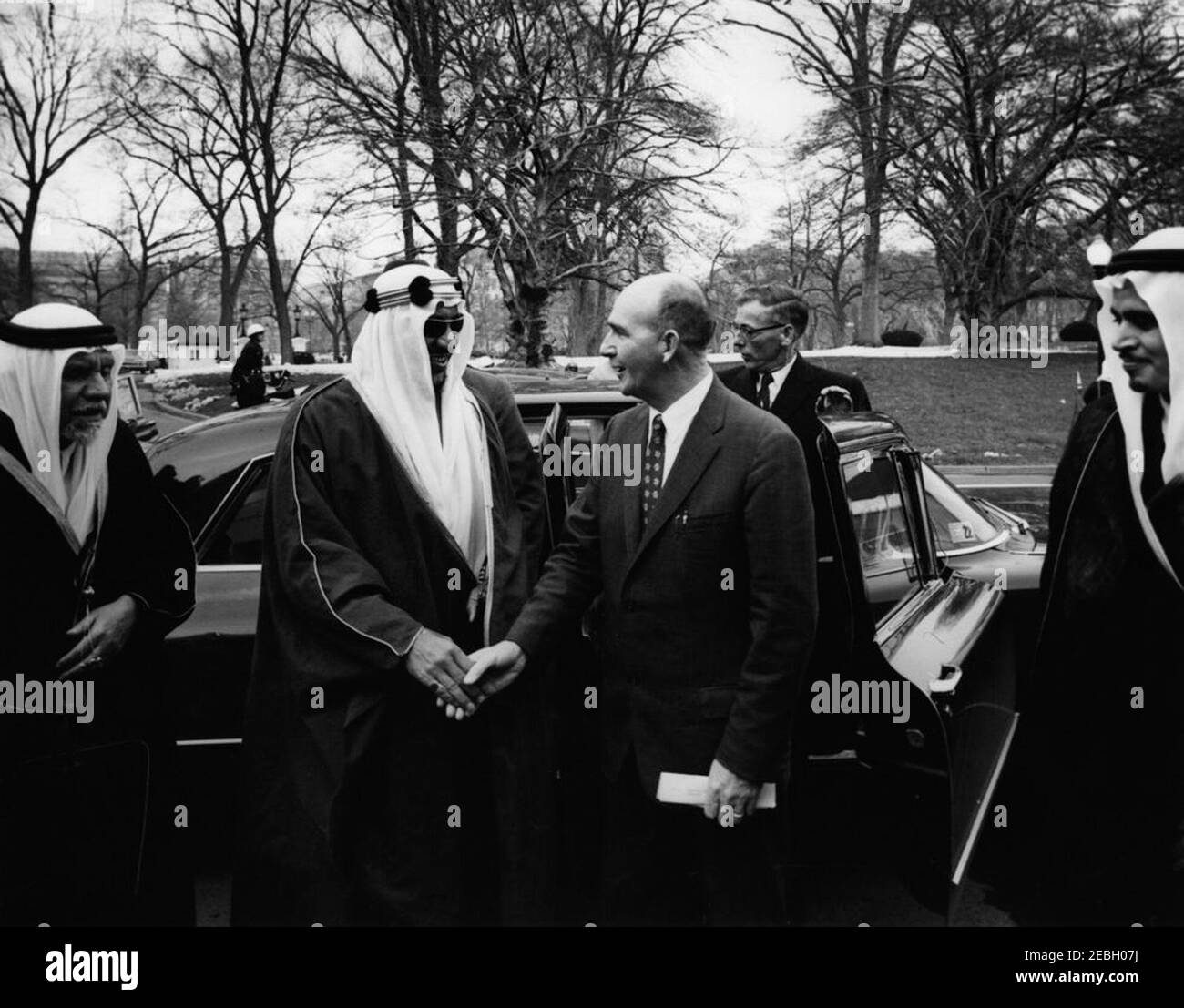 Ankunftzeremonien für Saud bin Abdul Aziz, König von Saudi-Arabien, 3:00pm Uhr. König von Saudi-Arabien Saud bin Abdul-Aziz Al Saud schüttelt vor seiner Abreise nach Blair House die Hände mit dem Sonderassistenten des Präsidenten Dave Powers. South Lawn, White House, Washington, D.C. Stockfoto