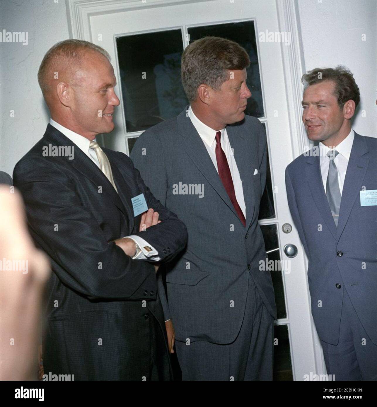Besuch von Gherman S. Titov, russischer Kosmonaut (Astronaut), und John Glenn, amerikanischer Astronaut, 12:47pm Uhr. Präsident John F. Kennedy besucht den russischen Kosmonauten-Major Gherman S. Titov (rechts) und den amerikanischen Astronauten Oberst John H. Glenn, Jr. (links). West Wing Colonnade, White House, Washington, D.C. Stockfoto