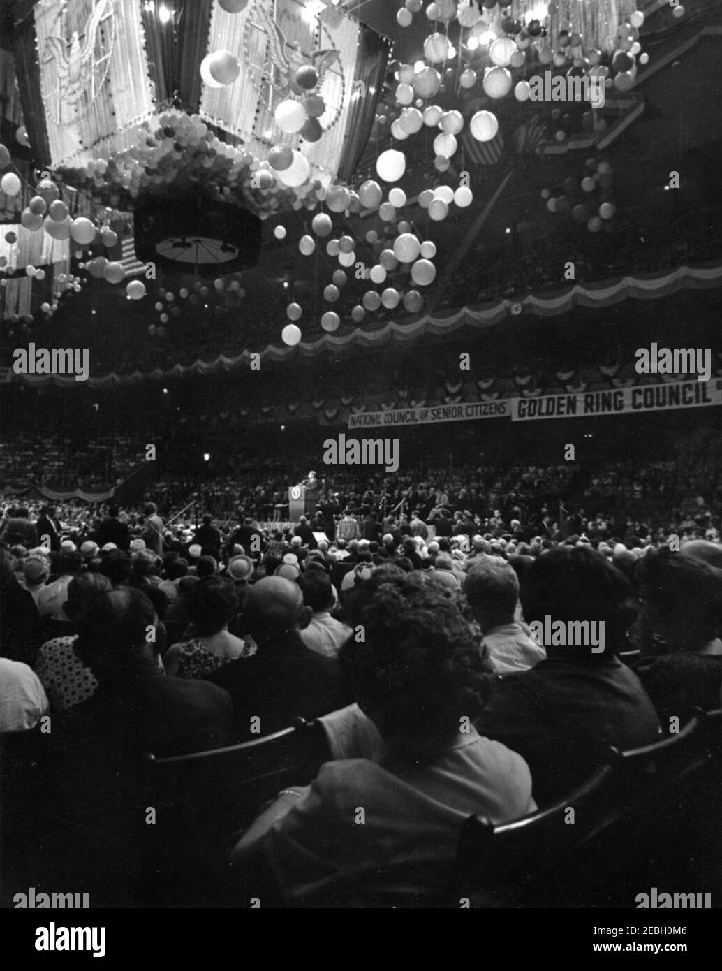 Ausflug nach New York City: Madison Square Garden, Sr. Citizens Rally, 4:00pm Uhr. Präsident John F. Kennedy (an einem Rednerpult) hält Bemerkungen während einer Kundgebung über die medizinische Versorgung für ältere Menschen, die vom National Council of Senior Citizens und dem Golden Ring Council of Senior Citizens im Madison Square Garden gesponsert wird. New York City, New York. Stockfoto