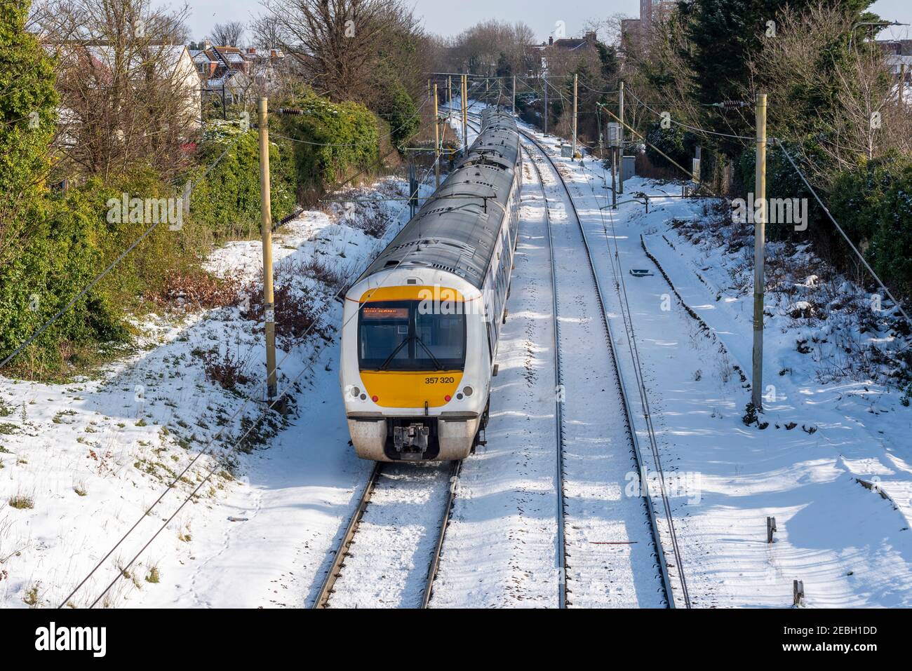 C2C Zug nahe Westcliff on Sea Station, Southend Borough, Essex, UK, mit Schnee vom Storm Darcy. Von London: Trenitalia c2c Limited Electrostar Stockfoto