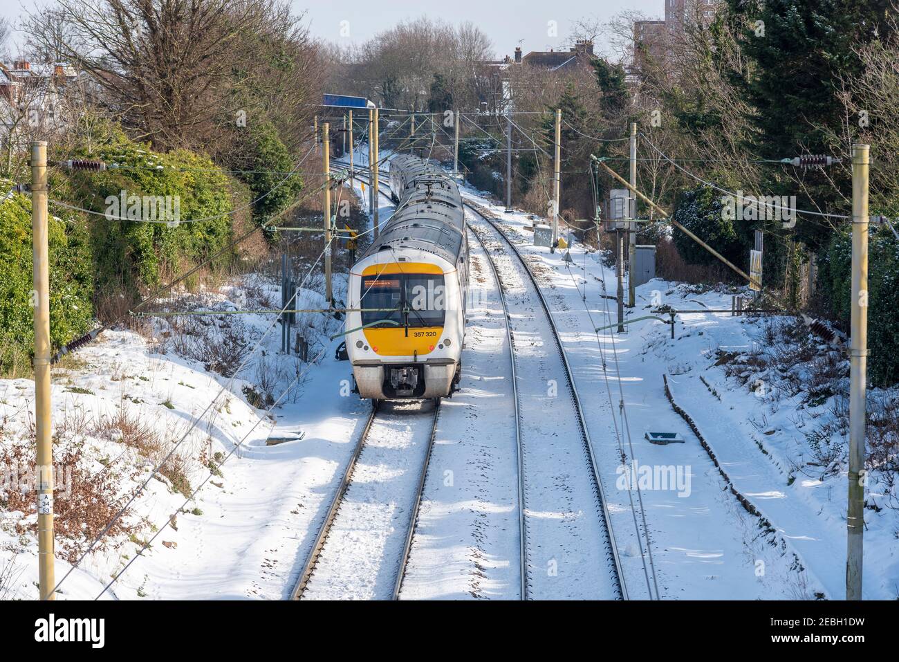 C2C Zug nahe Westcliff on Sea Station, Southend Borough, Essex, UK, mit Schnee vom Storm Darcy. Reise- und Transportunterbrechungen Stockfoto