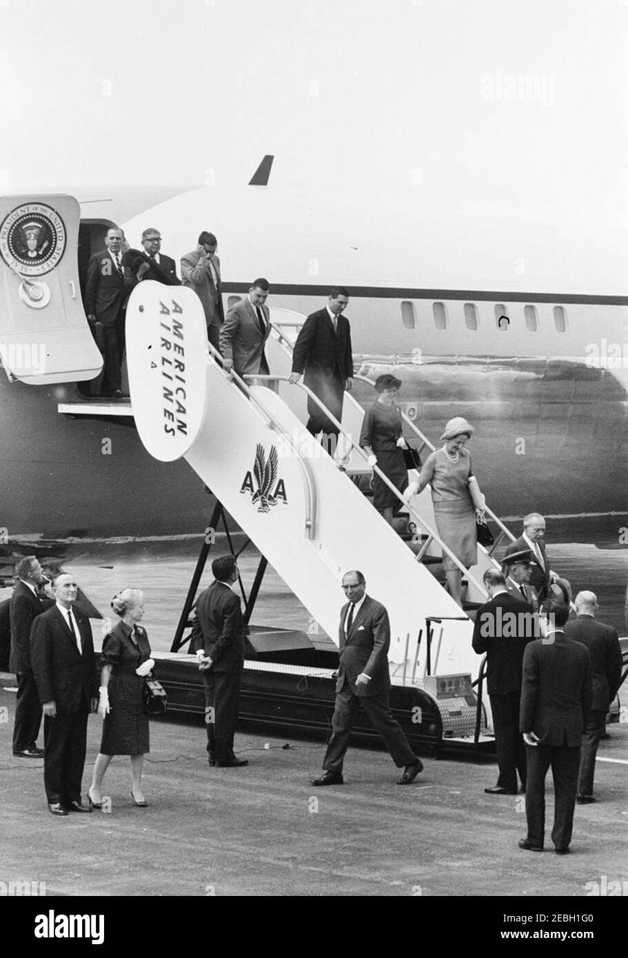 Reise nach Mexiko: Ankunftszeremonie, Internationaler Flughafen Mexiko-Stadt, Mexiko-Stadt, 11:00am Uhr. Die Partei des US-Präsidenten verlässt die Air Force One bei ihrer Ankunft in Mexiko-Stadt. Die Flugzeugtreppe hinunter (von oben): Sonderassistent des Präsidenten von Mexiko, Justo Sierra; Mexikanischer Botschafter in den Vereinigten Staaten, Antonio Carrillo Flores; nicht identifiziert; Pressesprecher des Weißen Hauses, Pierre Salinger; Sonderassistent von Präsident Kennedy, Kenneth P. Ou0027Donnell; Ann Gargan (Cousin von Präsident John F. Kennedy); Sozialsekretärin von First Lady Kennedy, Letitia Baldrige; Präsidentin von Stockfoto
