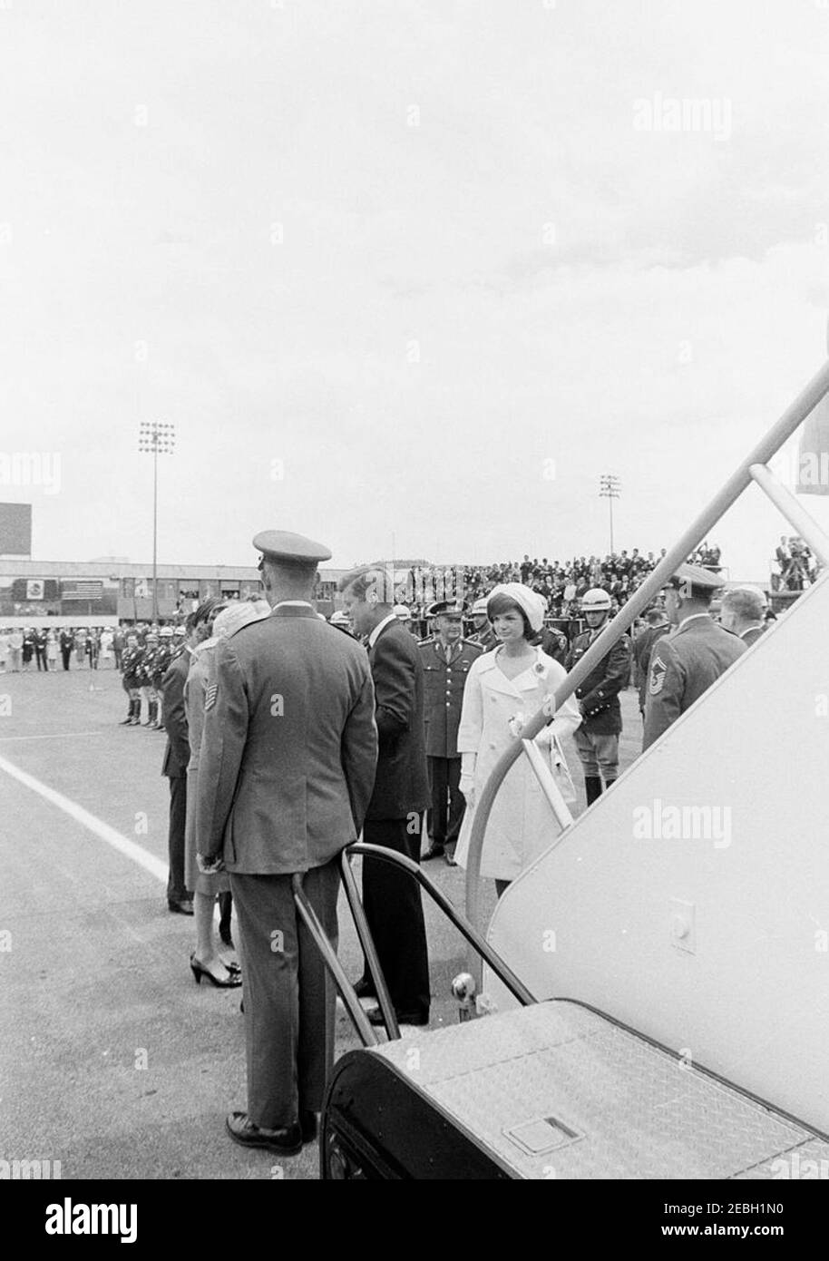 Reise nach Mexiko: Abreisezeremonie, 11:15am Uhr. Präsident John F. Kennedy und First Lady Jacqueline Kennedy bereiten sich darauf vor, nach einem Staatsbesuch in Mexiko an Bord der Air Force One zu gehen. Ebenfalls abgebildet: General Cristu00f3bal Guzmu00e1n Cu00e1rdenas; Geheimagent des Weißen Hauses, James J. Rowley. Internationaler Flughafen Benito Juu00e1rez, Mexiko-Stadt, Mexiko. Stockfoto