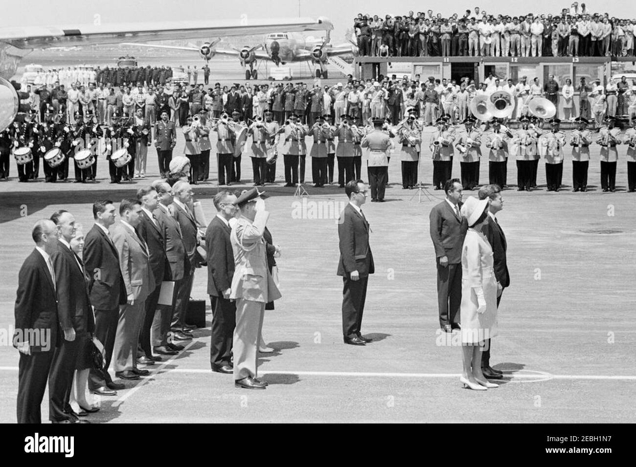 Reise nach Mexiko: Ankunftszeremonie, Internationaler Flughafen Mexiko-Stadt, Mexiko-Stadt, 11:00am Uhr. Präsident John F. Kennedy und First Lady Jacqueline Kennedy nehmen an einer Ankunftszeremonie zu ihren Ehren in Mexiko-Stadt Teil. Ebenfalls im Bild: US-Chef des Protokolls, Angier Biddle Duke; US-Senator Mike Mansfield (Montana); Maureen Hayes Mansfield; Sonderassistent von Präsident Kennedy, Kenneth P. Ou0027Donnell; White House Press Secretary, Pierre Salinger; US-Staatssekretär für Inter-amerikanische Angelegenheiten, Edwin M. Martin; US-Koordinator der Allianz für Fortschritt, Teodoro Moscoso; PR Stockfoto
