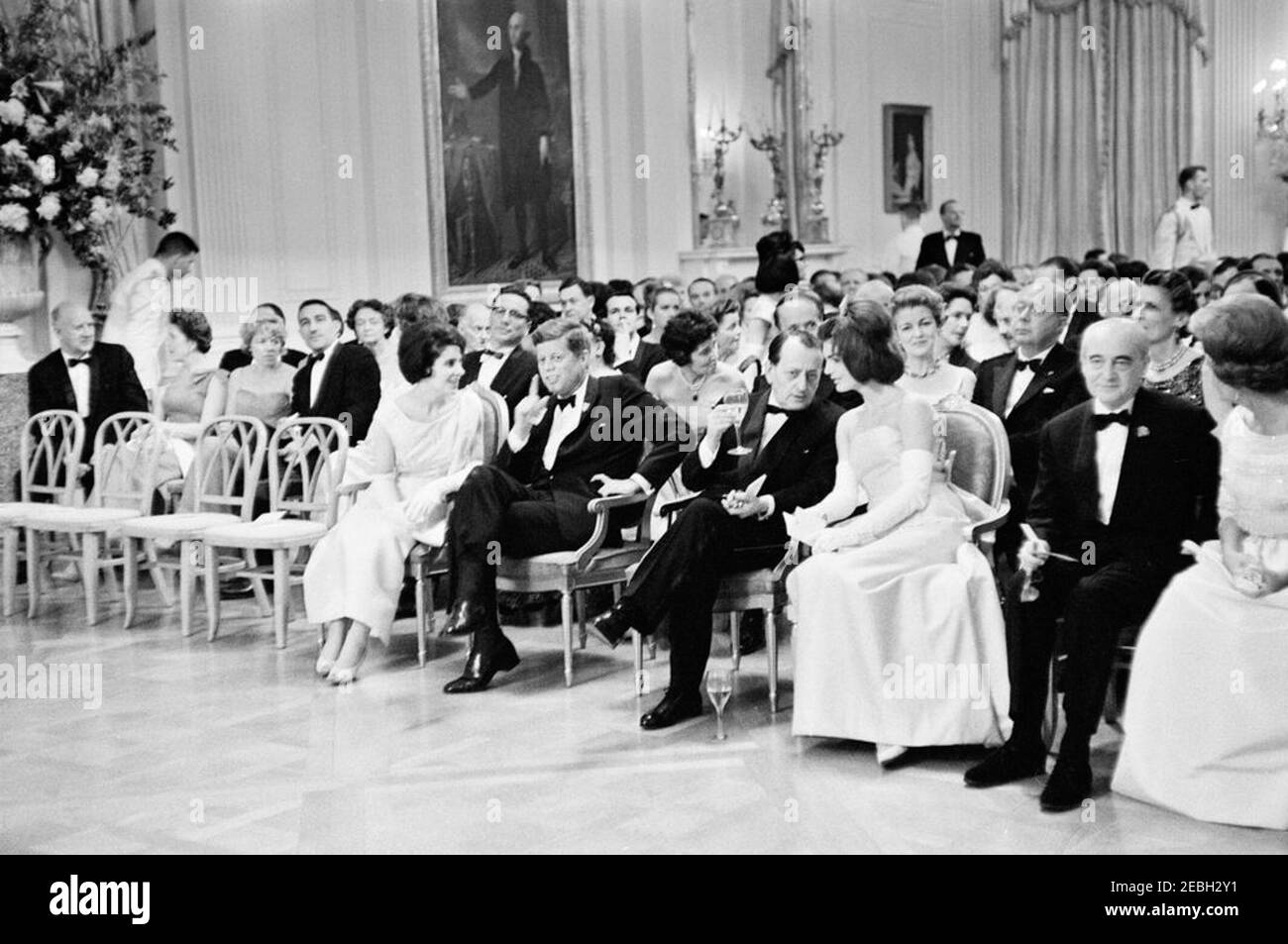 Abendessen zu Ehren von Andru00e9 Malraux, Staatsminister für kulturelle Angelegenheiten Frankreichs, 8:00pm Uhr. Präsident John F. Kennedy und andere treffen sich im Ostsaal, um bei einem Abendessen zu Ehren des französischen Staatsministers für kulturelle Angelegenheiten, Andru00e9 Malraux, eine musikalische Darbietung zu besuchen. Präsident Kennedy (Mitte links) besucht Frau des Ministers, Pianistin Madeleine Malraux; First Lady Jacqueline Kennedy (rechts) besucht Minister Malraux. Der französische Botschafter in den Vereinigten Staaten, Hervu00e9 Alphand, und seine Frau Nicole Alphand sitzen in der ersten Reihe (ganz rechts). Auch im Bild: Direktor der Stockfoto