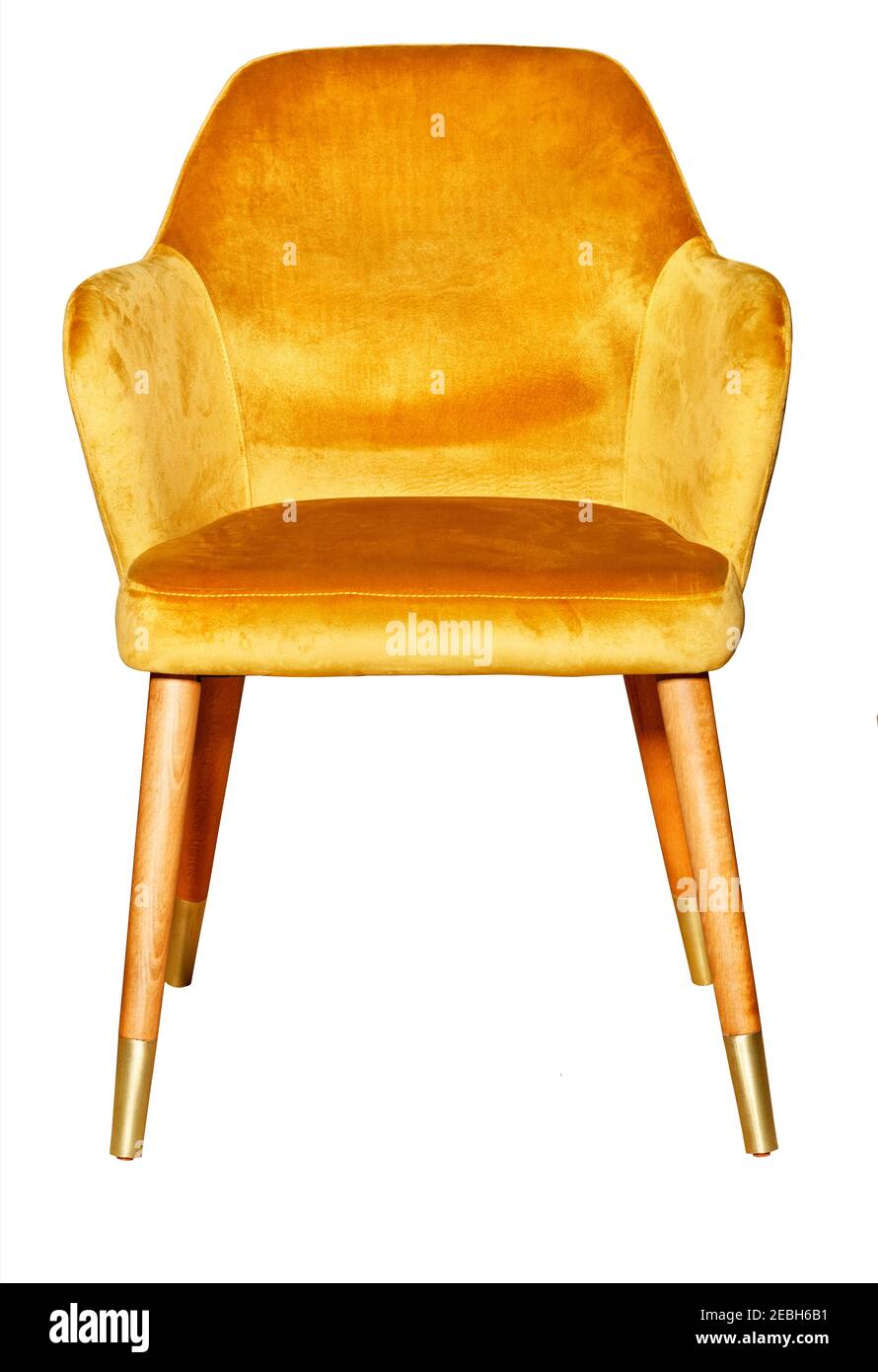 Schöner bequemer weicher Sessel mit goldenem Veloursbezug, Holzbeinen und vergoldeten Spitzen, isoliert auf weißem Hintergrund. Stockfoto