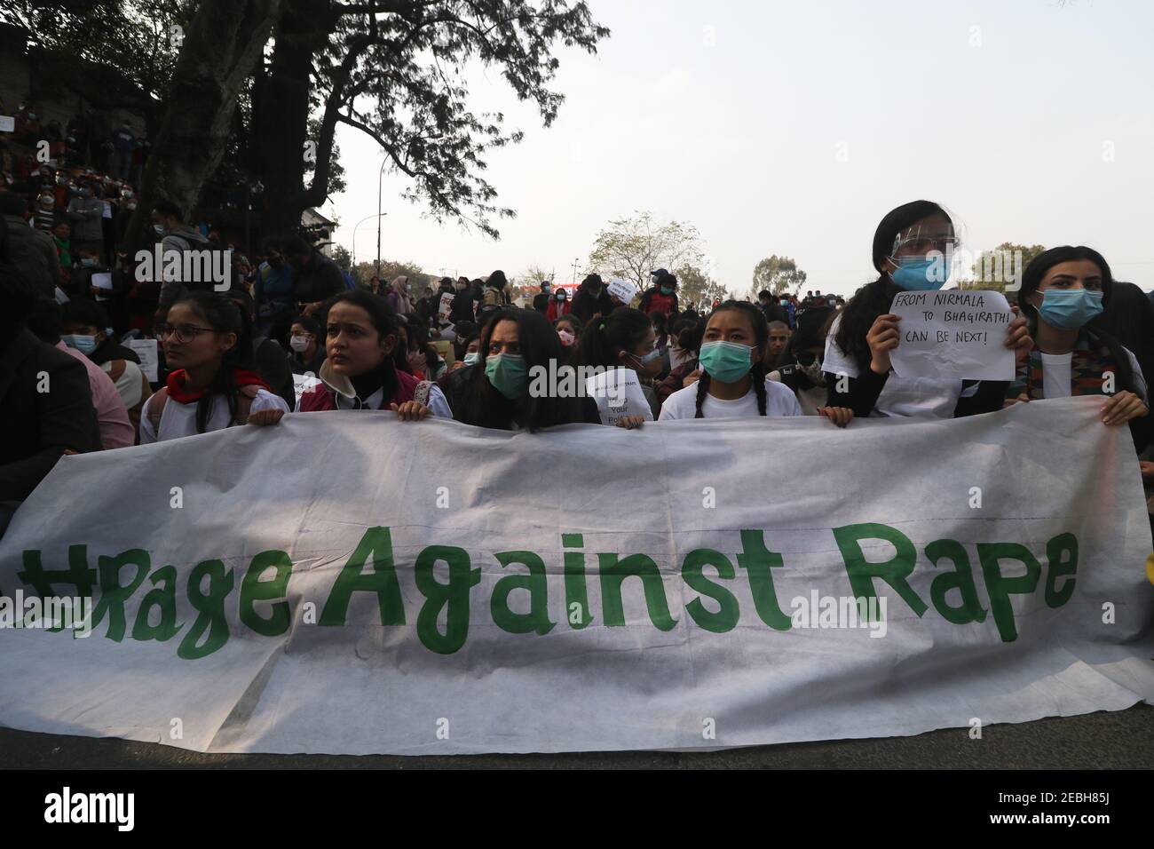 Kathmandu, Nepal. Februar 2021, 12th. Aktivisten nehmen an einem Protest gegen Gewalt gegen Frauen Teil. Quelle: Aryan Dhimal/ZUMA Wire/Alamy Live News Stockfoto