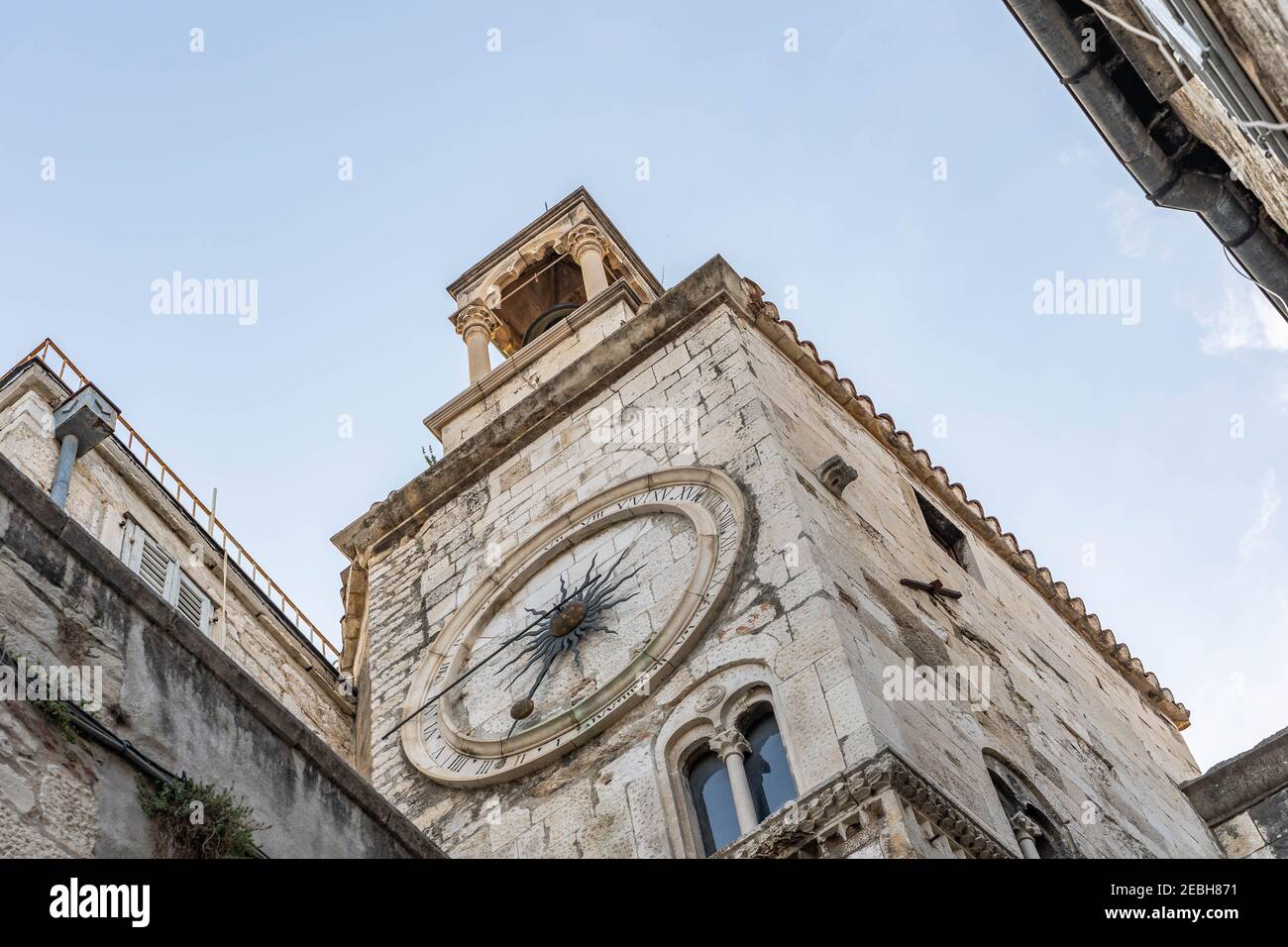 Glockenturm Blick auf die Kirche unserer Dame in alten Split Stadt in Kroatien Stockfoto