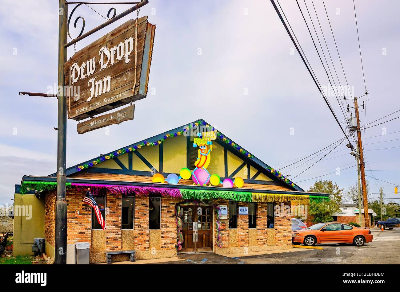Das Dew Drop Inn, das älteste Restaurant von Mobile, das 1924 gegründet wurde, ist für Mardi Gras auf der Old Shell Road dekoriert, 8. Februar 2021, in Mobile, Alabama. Stockfoto