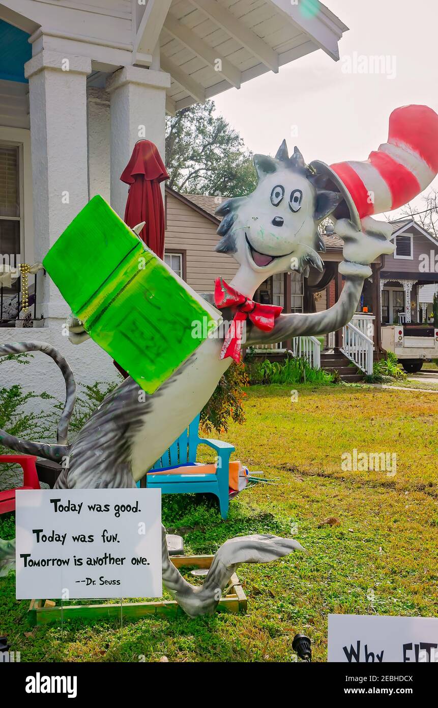 Ein Haus ist mit einem Dr. Seuss Thema für Mardi Gras an der Old Shell Road, 8. Februar 2021, in Mobile, Alabama dekoriert. Stockfoto