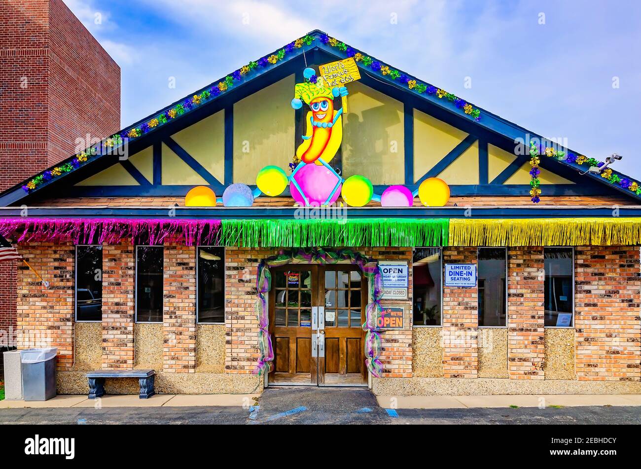 Das Dew Drop Inn, das älteste Restaurant von Mobile, das 1924 gegründet wurde, ist für Mardi Gras auf der Old Shell Road dekoriert, 8. Februar 2021, in Mobile, Alabama. Stockfoto