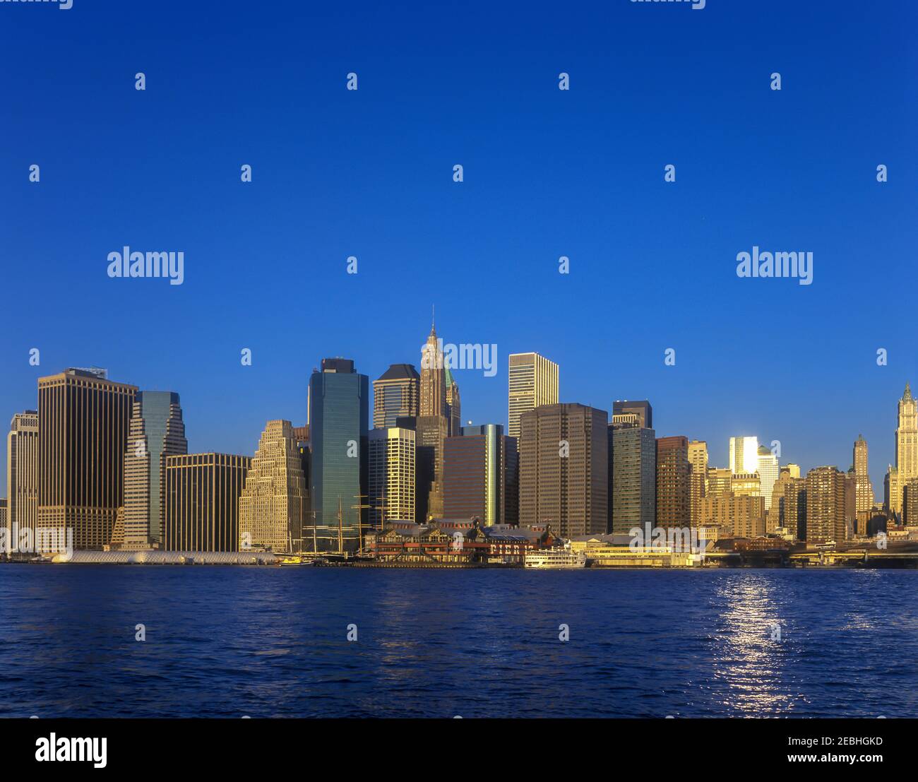 2001 HISTORISCHE DOWNTOWN SKYLINE EAST RIVER MANHATTAN NEW YORK CITY USA Stockfoto