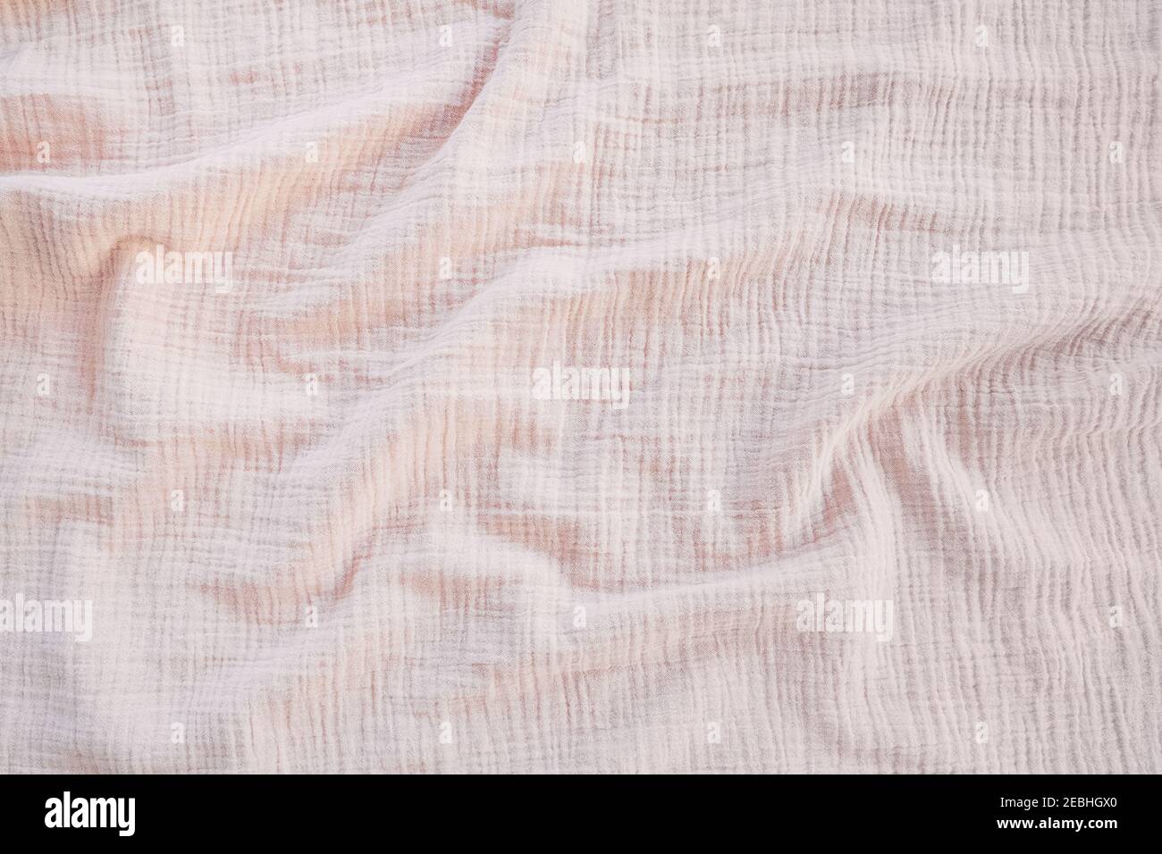 Musselin Stoff Textur Hintergrund in neutralen Tönen. Musselin-Baumwollgewebe aus Leinwandbindung. Musselin ist ein weiches, gewebtes, zu 100 Prozent aus Baumwolle gestrickt mehrlagiges Tuch Stockfoto