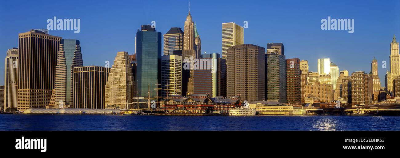 2001 HISTORISCHE DOWNTOWN SKYLINE EAST RIVER MANHATTAN NEW YORK CITY USA Stockfoto
