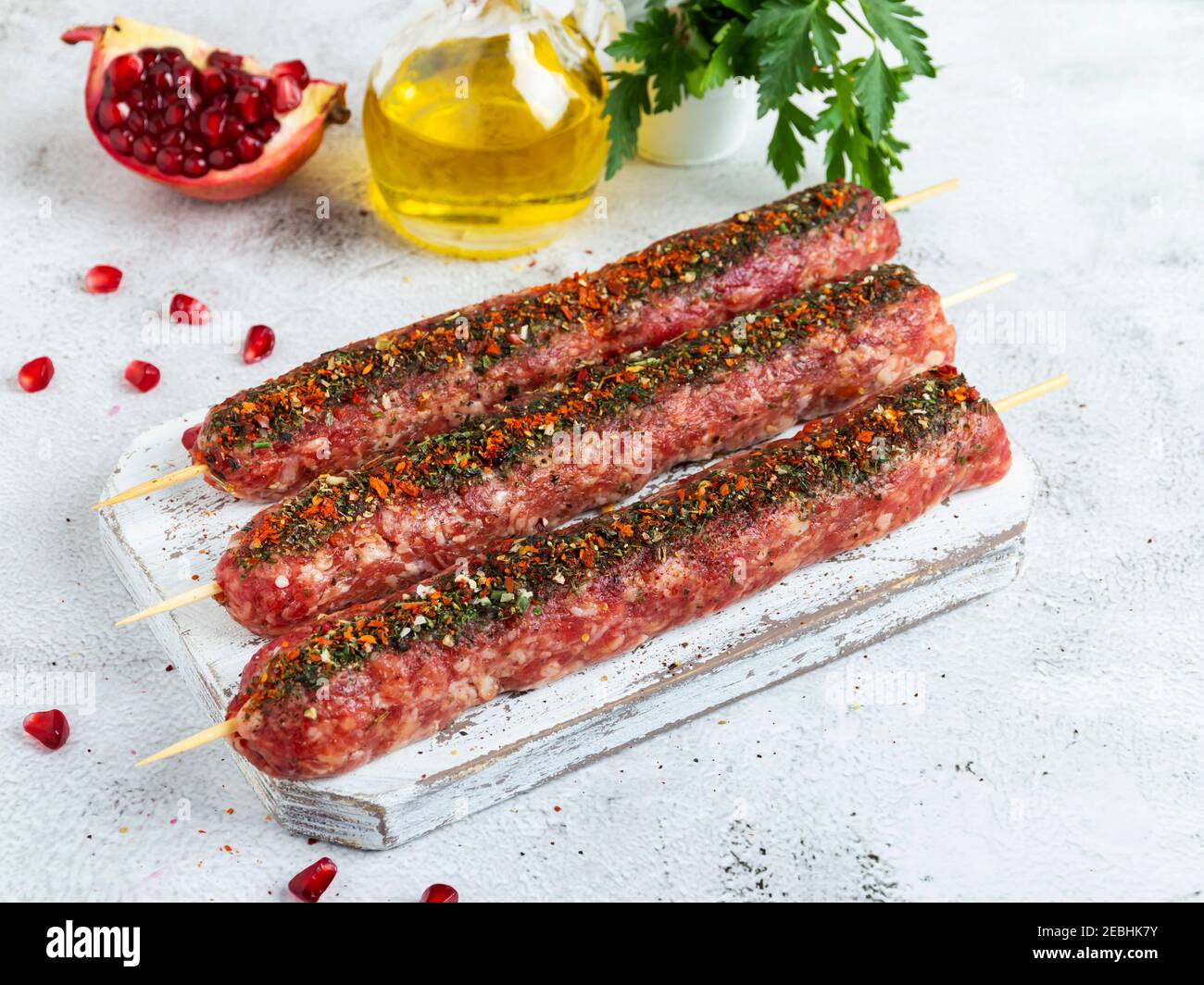 Rohes Rinderlamm lula Kebab auf Holzspieß auf einem Brett, Nahaufnahme Stockfoto