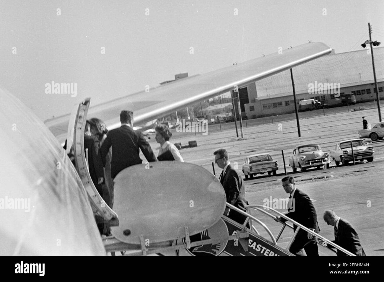 Ausflug nach Texas: Parkland Hospital (außen); Presidentu2019s Limousine; Love Field, Presidentu2019s Body Borne auf Air Force One. First Lady Jacqueline Kennedy steigt im Love Field in Dallas, Texas, an Bord der Air Force One, nachdem die Schatulle von Präsident John F. Kennedyu2019s an das Flugzeug übergeben wurde. Auch abgebildet: Sekretärin von Frau Kennedy, Mary Gallagher; Sonderassistenten von Präsident Kennedy, Larry Ou0027Brien, Kenneth P. Ou2019Donnell und Dave Powers. Stockfoto