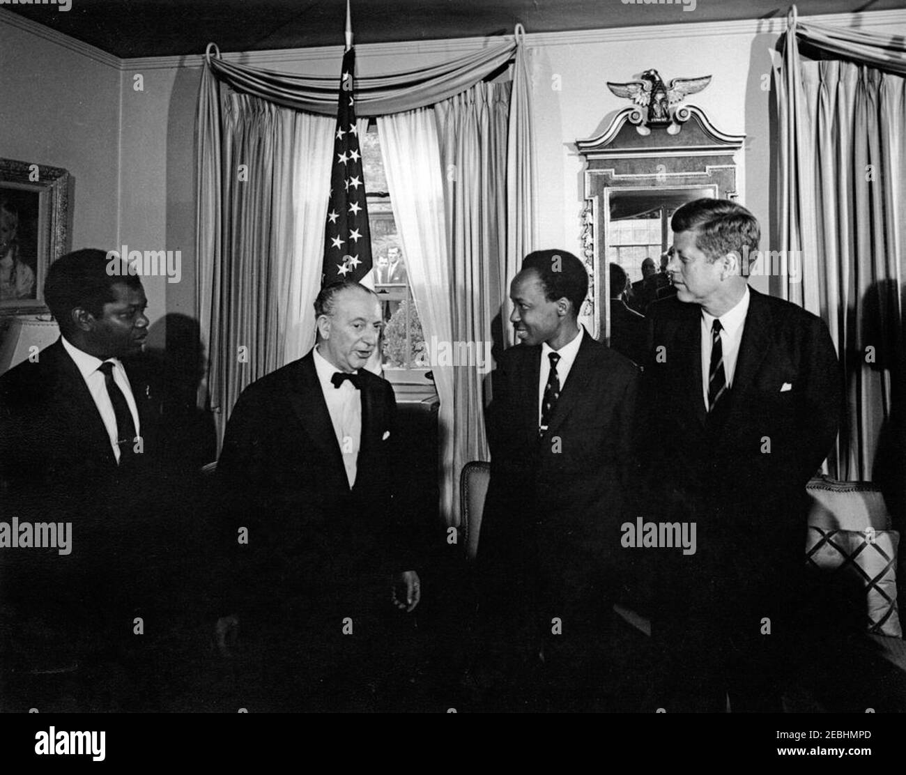 Empfang zu Ehren von Präsident Kennedy, gegeben von Julius Nyerere, Präsident von Tanganyika, 6:20pm Uhr. Präsident John F. Kennedy nimmt an einem Empfang Teil, den der Präsident von Tanganyika, Julius Nyerere, in der Residenz des US-Protokollchef Angier Biddle Duke zu seinen Ehren hielt. Von links nach rechts: Außenminister und Verteidigungsminister Tanganjikas, Oscar Kambona; nicht identifiziert; Präsident Nyerere; Präsident Kennedy. Washington, D.C. Stockfoto