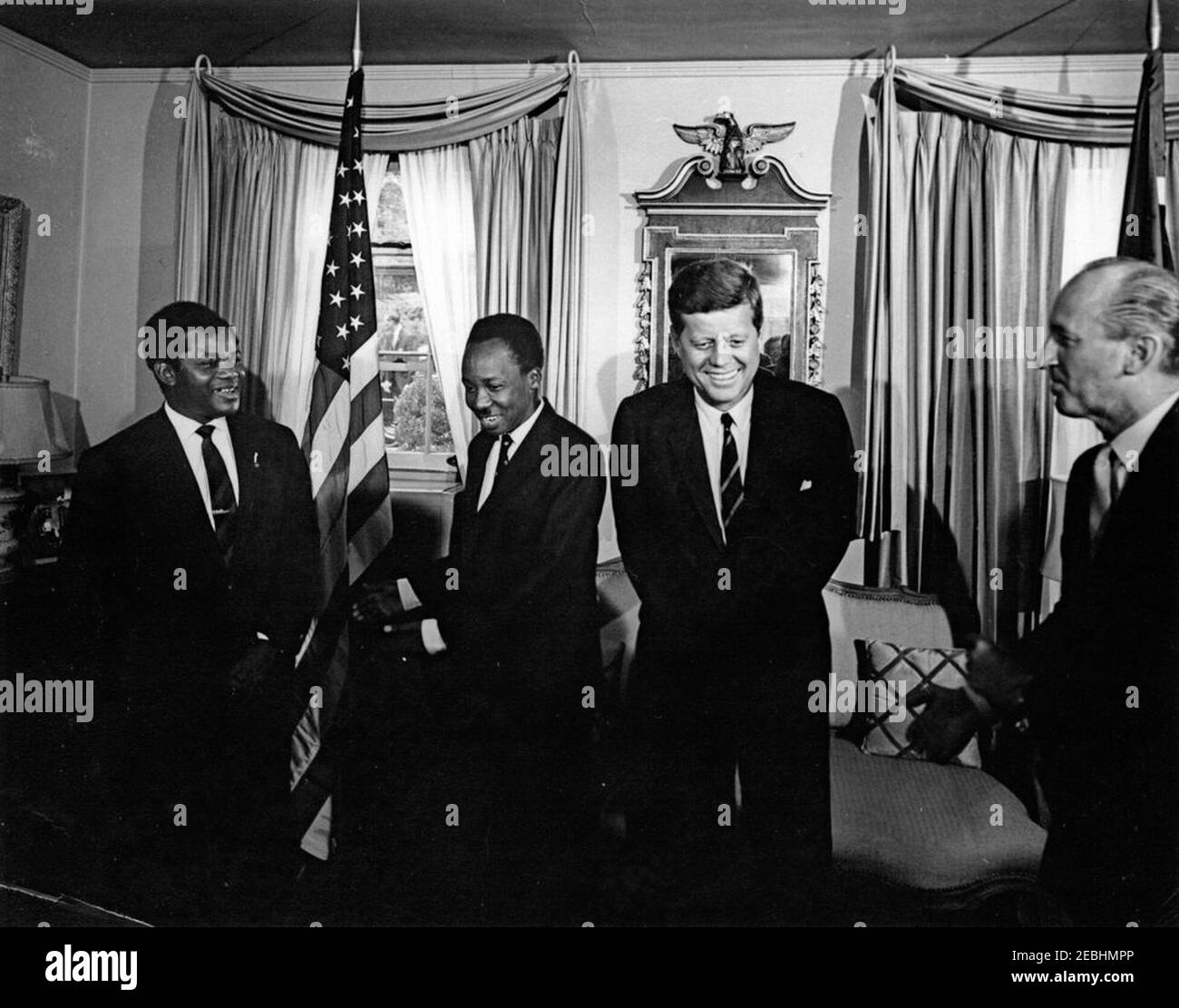 Empfang zu Ehren von Präsident Kennedy, gegeben von Julius Nyerere, Präsident von Tanganyika, 6:20pm Uhr. Präsident John F. Kennedy nimmt an einem Empfang Teil, den der Präsident von Tanganyika, Julius Nyerere, in der Residenz des US-Protokollchef Angier Biddle Duke zu seinen Ehren hielt. Von links nach rechts: Minister für auswärtige Angelegenheiten und Verteidigung Tanganjikas, Oscar Kambona; Präsident Nyerere; Präsident Kennedy; Botschafter Duke. Washington, D.C. Stockfoto