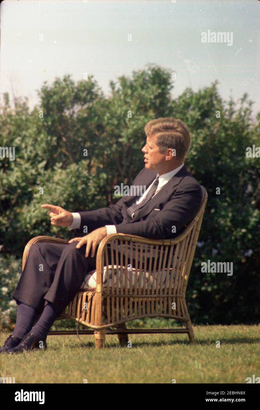 Labor Day Weekend in Hyannis Port: Interview mit Walter Cronkite, CBS News, um die erste nationale Netzwerk halbstündige nächtliche Nachrichtensendung einweihen. Präsident John F. Kennedy sitzt auf dem Rasen vor Brambletyde Haus während seines Interviews mit Columbia Broadcasting System (CBS) Evening News Anker, Walter Cronkite, um die erste halbe Stunde nächtliche Nachrichtensendung zu eröffnen. Squaw Island, Hyannis Port, Massachusetts. Stockfoto