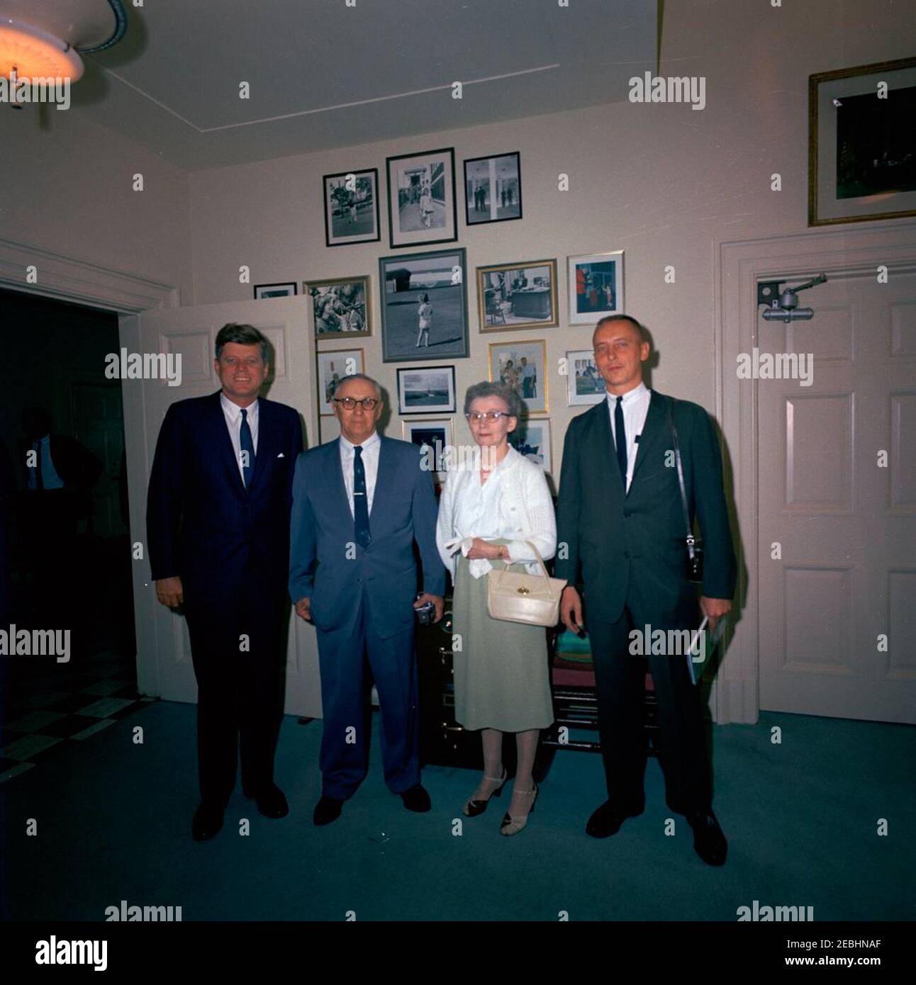 Besuch der Geheimagentin Ernie Olsson u0026 Familie. Präsident John F. Kennedy (links) steht mit dem Geheimagenten des Weißen Hauses, Ernie Olsson (rechts), und seinen Eltern Ernest Olsson, Sr. Und Ingeberg Olsson zusammen. Büro von Evelyn Lincoln, die Presidentu2019s Personal Secretary, White House, Washington, D.C. Stockfoto