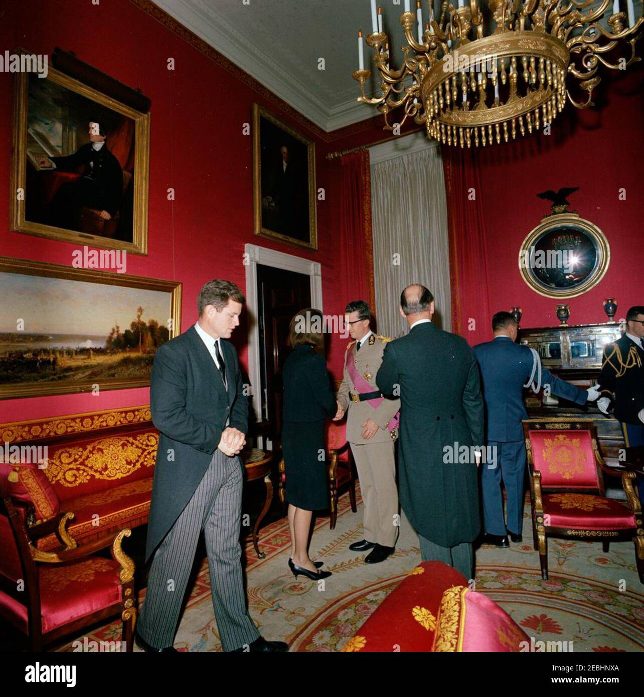 Staatsbegräbnis von Präsident Kennedy: Weißes Haus, nach Beerdigung Empfang. Jacqueline Kennedy besucht König Baudouin von Belgien während eines Empfangs im Weißen Haus, nach dem Staatsbegräbnis von Präsident John F. Kennedy. Senator Edward M. Kennedy (Massachusetts) steht auf der linken Seite; US-Chef des Protokolls, Angier Biddle Duke, steht auf der rechten Seite (zurück zur Kamera). Red Room, White House, Washington, D.C. Stockfoto